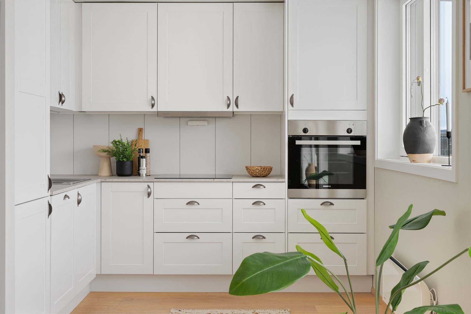 Innredningen har god oppbevaringsplass og rikelig med arbeidsplass på benkeplater Galleribilde