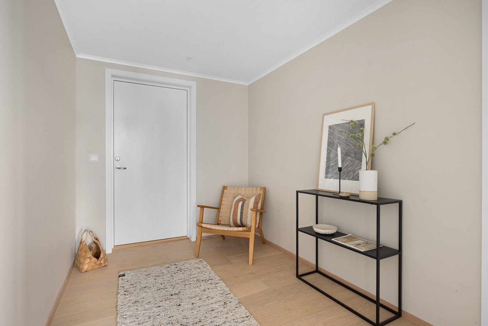 Innbydende entrè med plass til garderobeskap Galleribilde