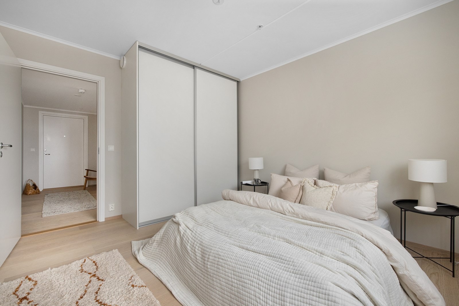 Soverommet har god plass til dobbeltseng og er innredet med skyvedørsgarderobe Galleribilde