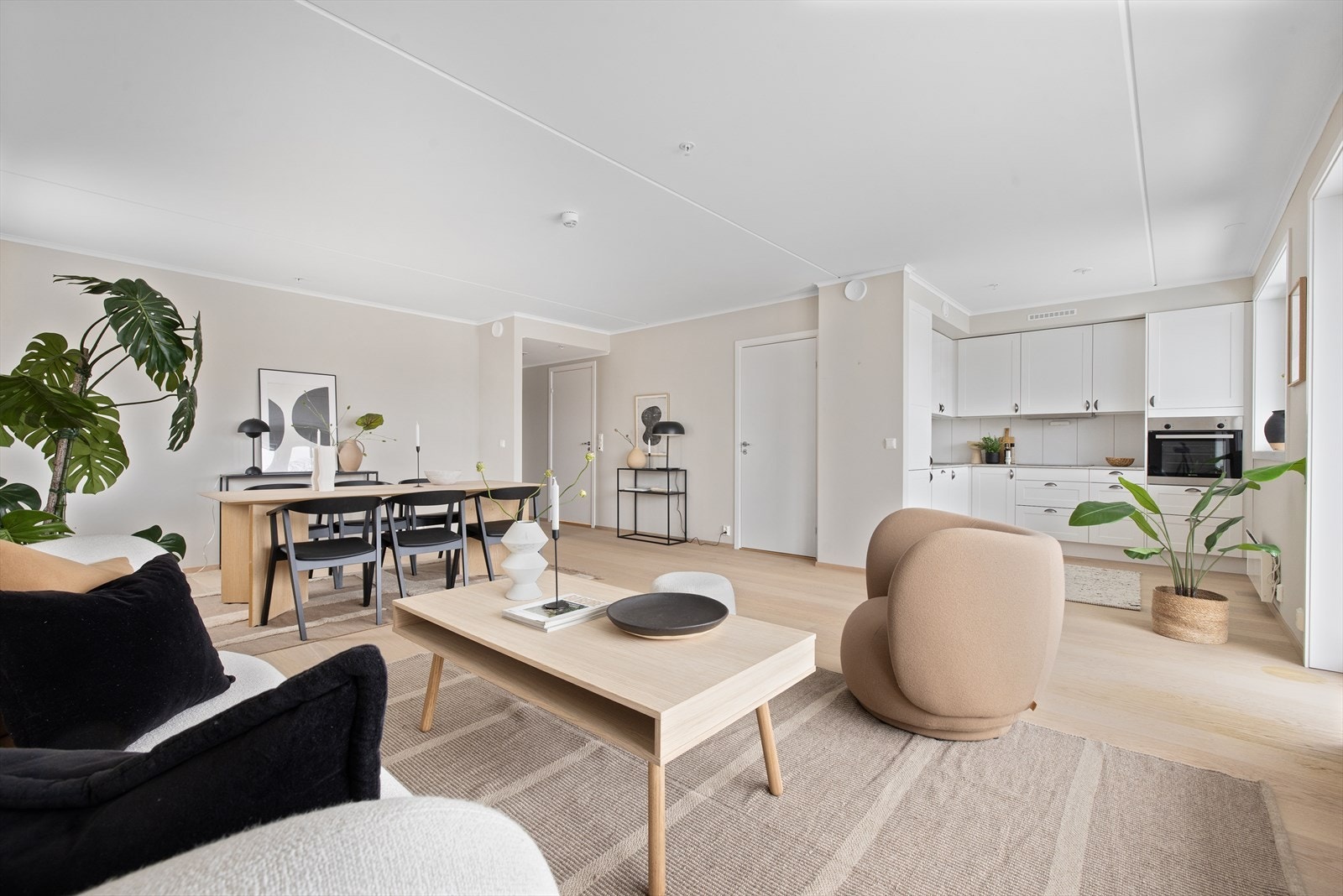 Stuen har flott og romslig planløsning med god plass til flere sittegrupper. Spisestuen ligger i tilknytning til kjøkken og det er plass til langbord Galleribilde