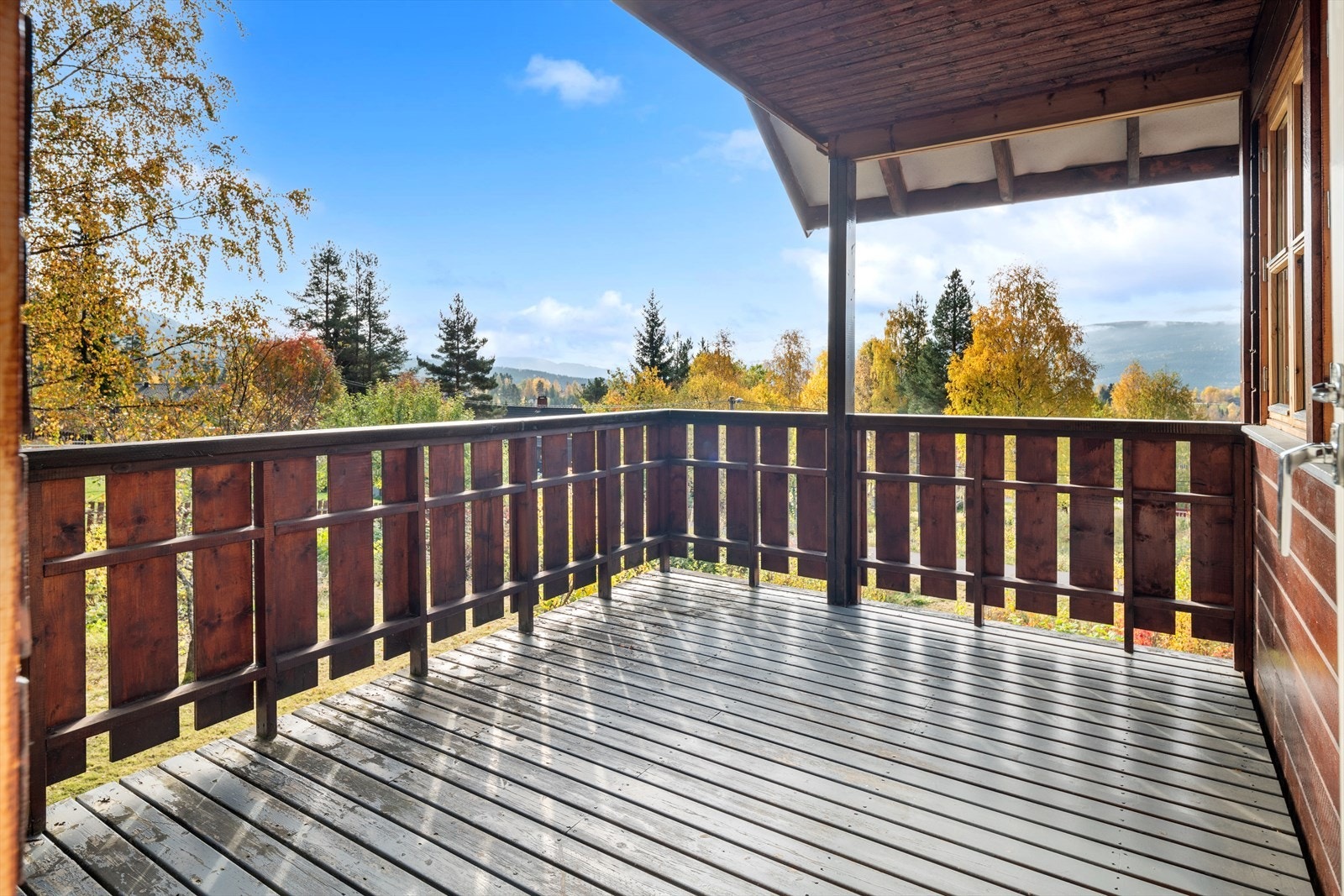 Fra stuen har du utgang til en sydøstvendt balkong på ca. 11m². Balkongen er delvis overbygget, har impregnerte terrassebord på gulv og plass til sittegruppe etter eget ønske. Galleribilde