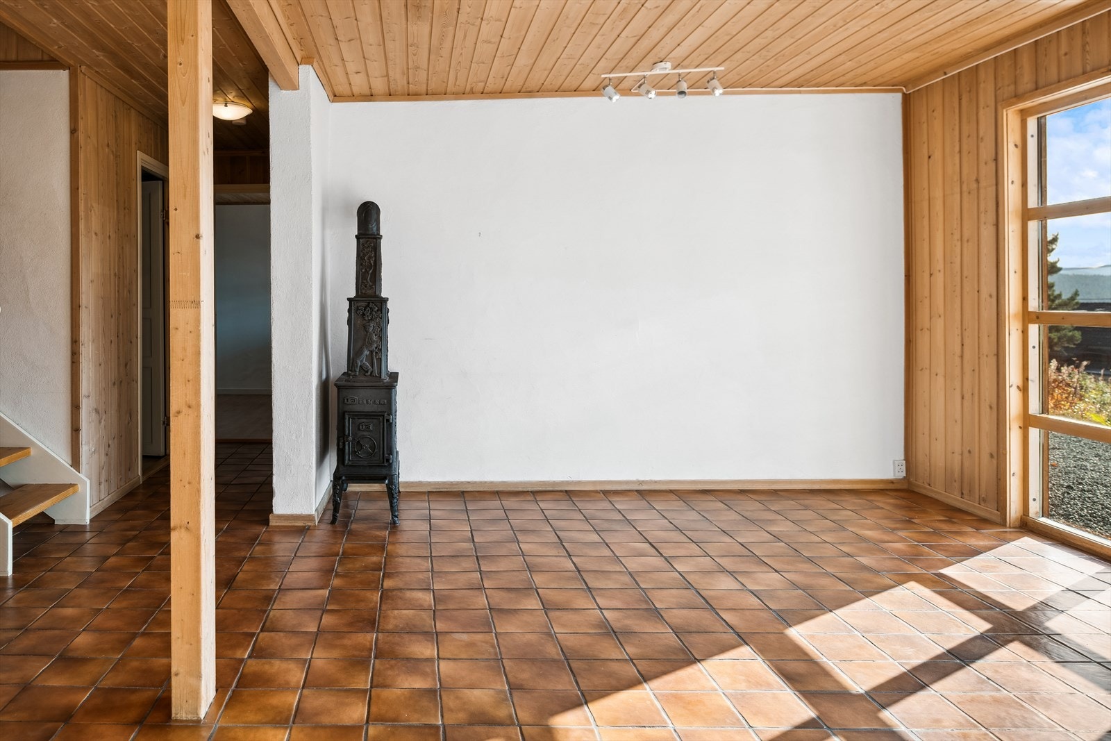 I hjørnet av stuen har du en eldre vedovn. Det er også montert luft-til-luft varmepumpe fra 2018 som sørger for en god og jevn varme. Galleribilde