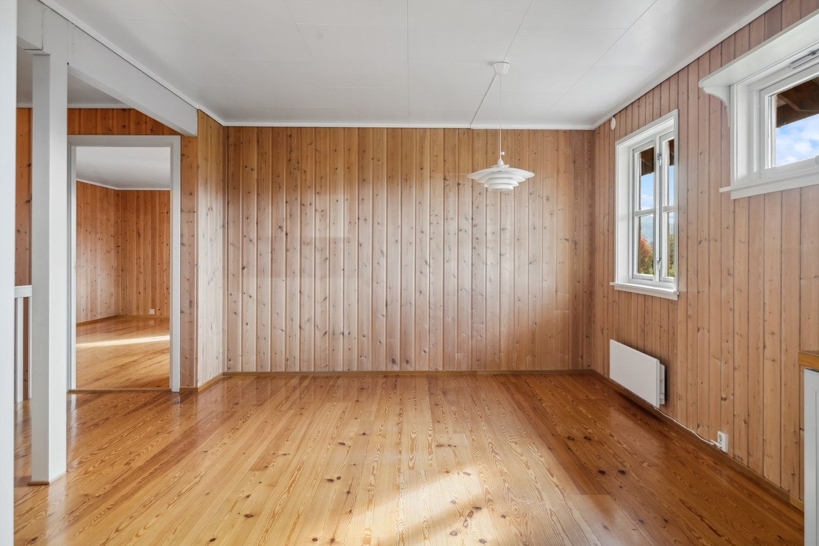 Romslig spisestue som fungerer som boligens midtpunkt. Galleribilde