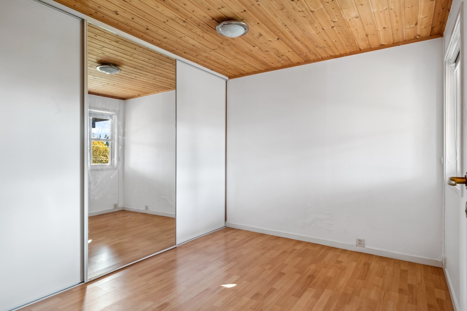 Soverom 2 har også god oppbevaringsplass i stor plassbygget skyvedørsgarderobe langs den ene veggen. Galleribilde