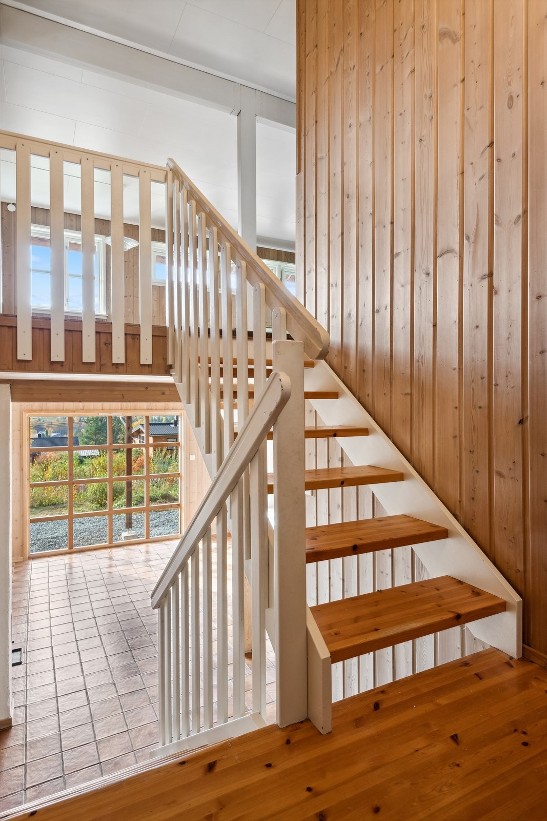 Fra stuen i underetasjen er det trapp opp til boligens 1. etasje. Galleribilde