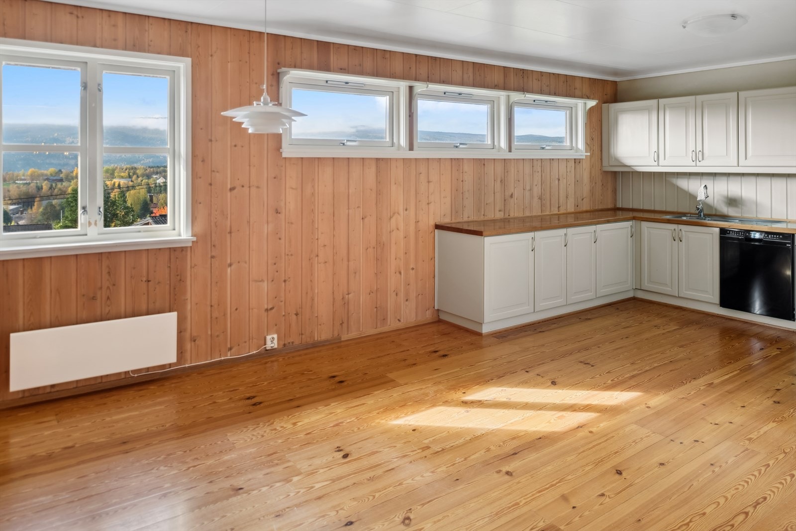 I boligens 1. etasje kommer du opp til en hyggelig spisestue som ligger i en åpen og sosial løsning med kjøkkenet. Galleribilde