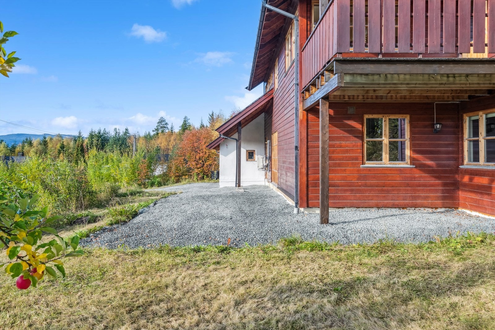 Boligen har en innholdsrik planløsning over 3 plan med inngang både i underetasjen og i 1. etasje. Galleribilde