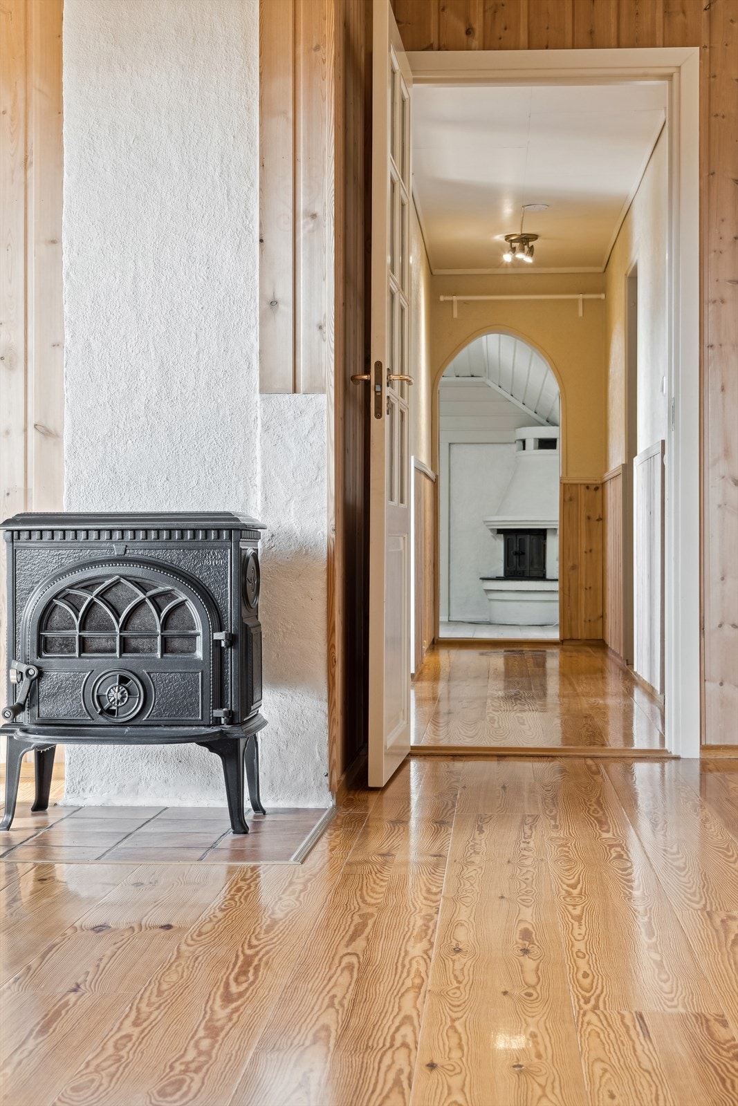 I boligens 1. etasje har du 3 fine oppholdsrom; stor stue, spisestue/kjøkken og en hyggelig peisestue. Galleribilde