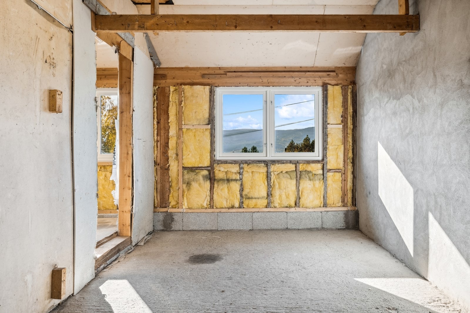 Tidligere garasjerom er ombygget til lagerrom og det er montert yttervegg med vinduer. Galleribilde