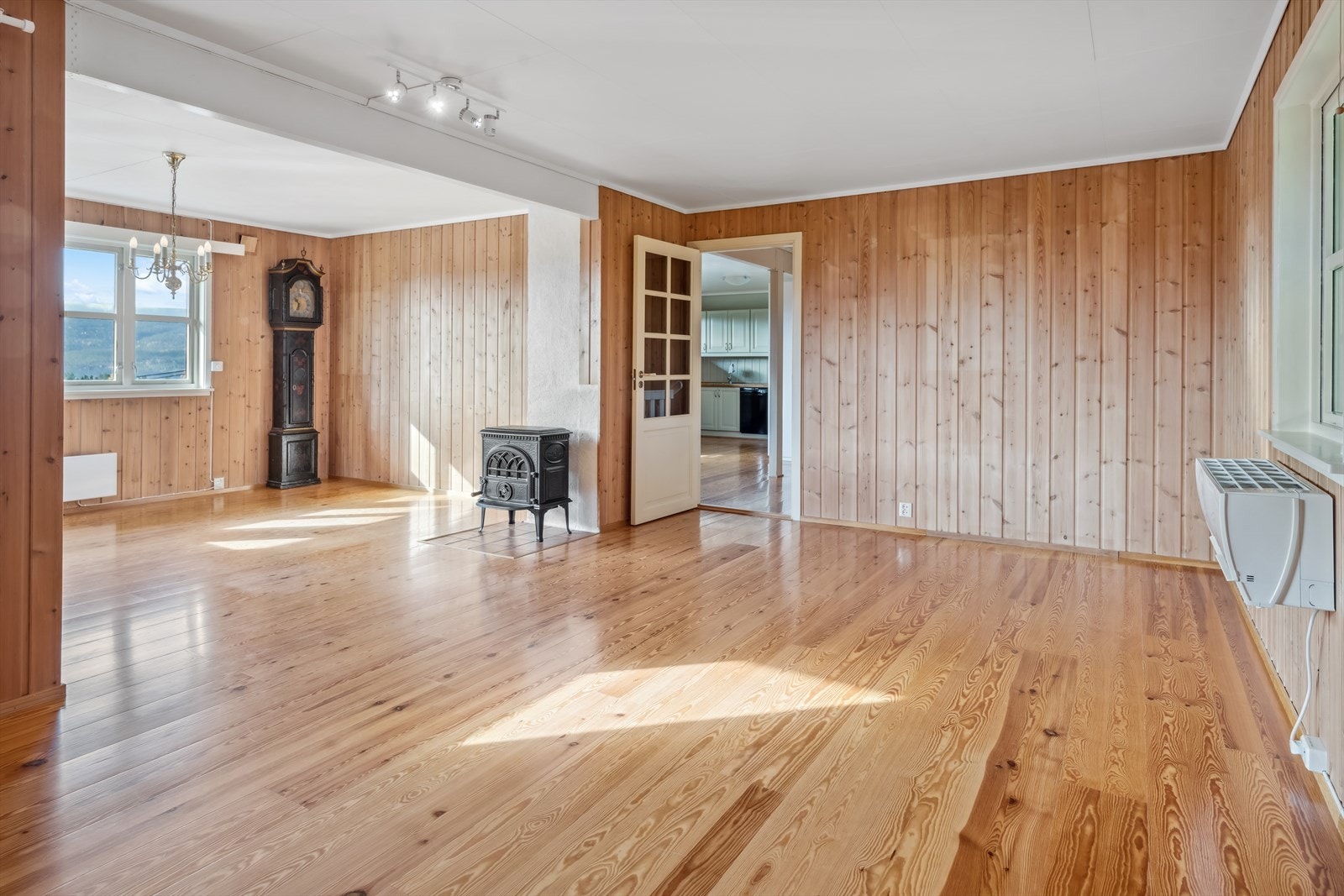 Fra spisestuen kommer du videre inn til en stor og trivelig stue. Galleribilde