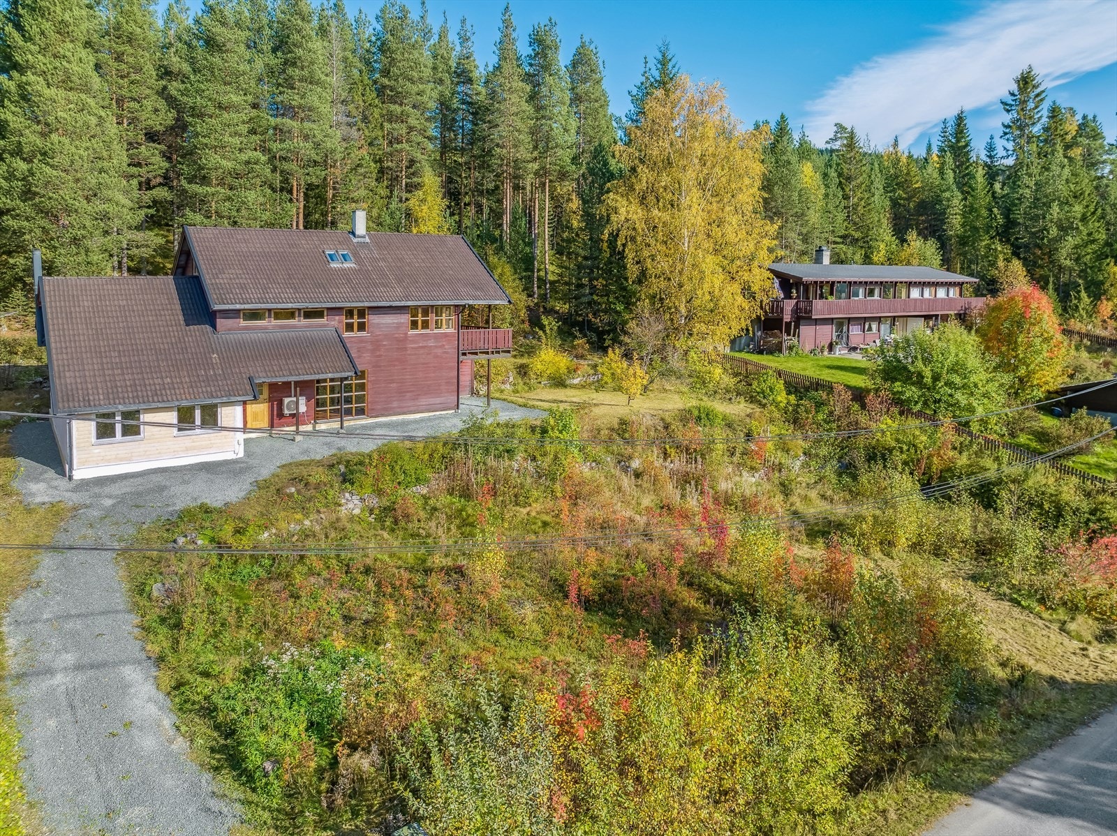 Fra eiendommen er det kun ca. 1 km til skole, barnehage og sentrum med flere servicetilbud og fasiliteter. Rett bak husveggen har du flotte turmuligheter sommer som vinter. Galleribilde
