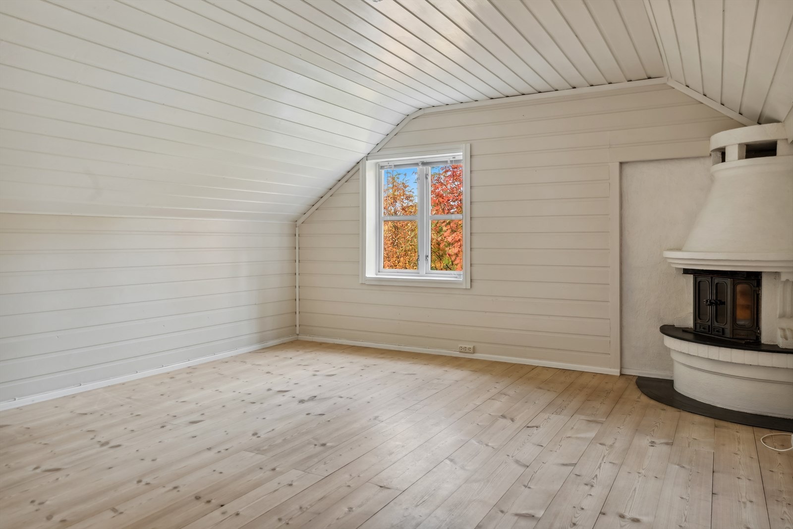 Koselig og lys peisestue. I hjørnet av stuen har du en murt peis med peisinnsats som både gir god varme og bidrar til ekstra hygge. Galleribilde