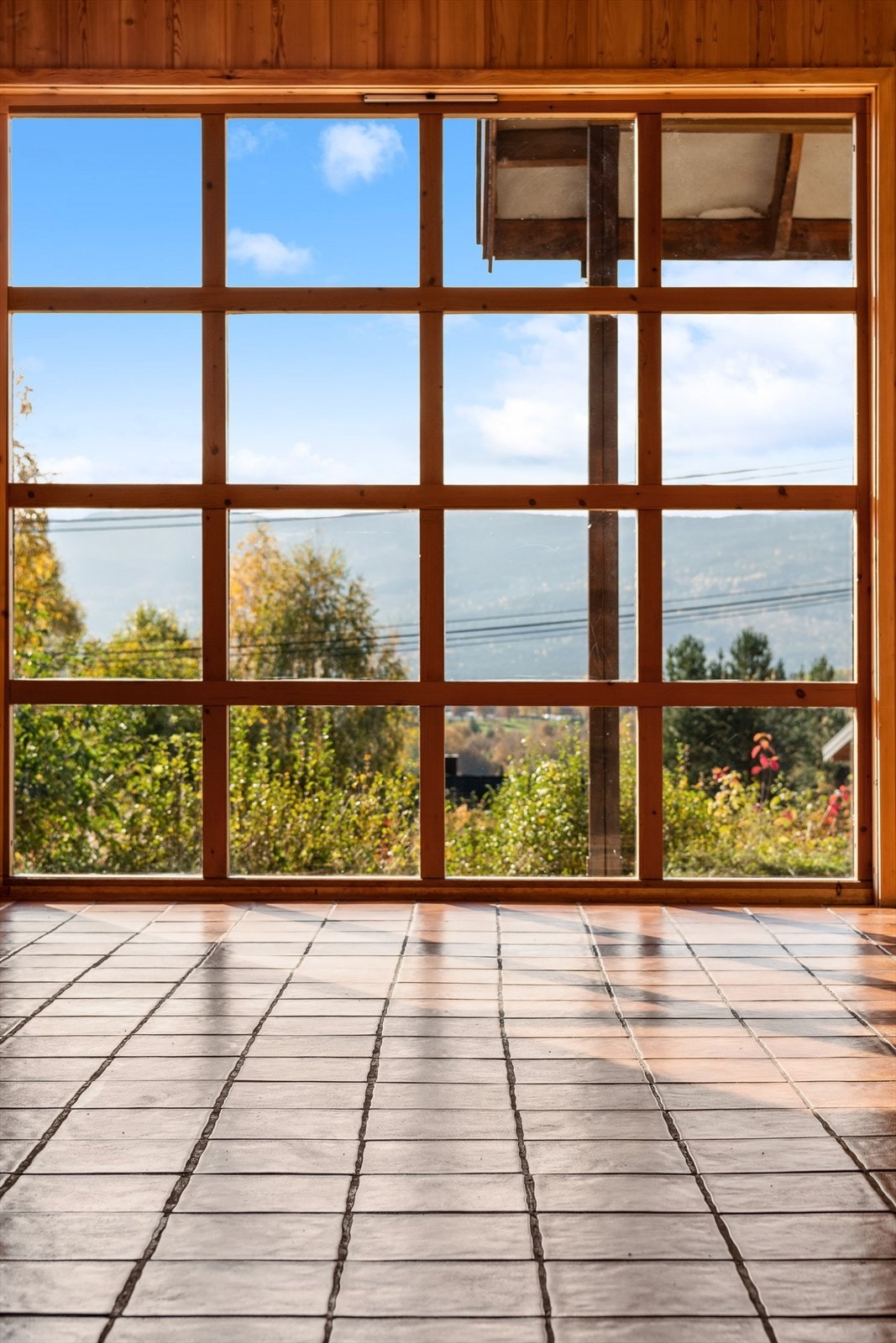 Store flotte vindusflater slipper inn rikelig med naturlig lys og åpner opp for den flotte utsikten. Galleribilde
