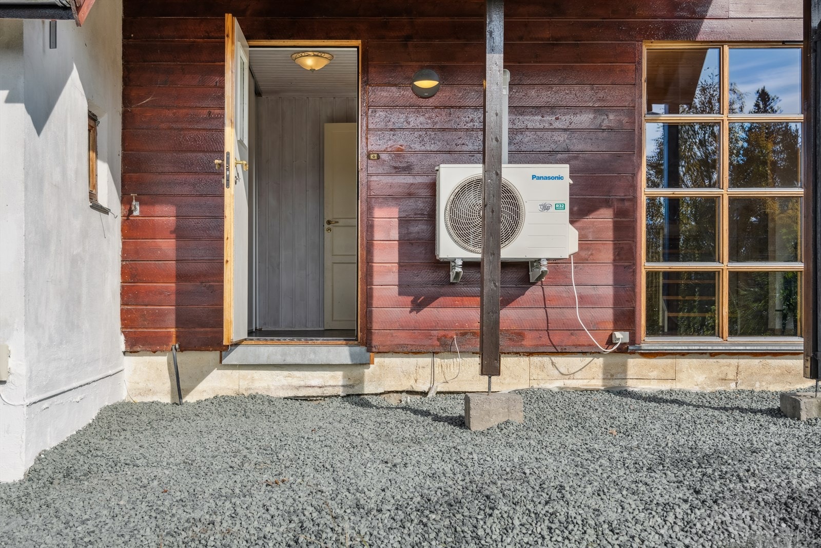 Du ønskes velkommen inn via et overbygget inngangsparti. Galleribilde