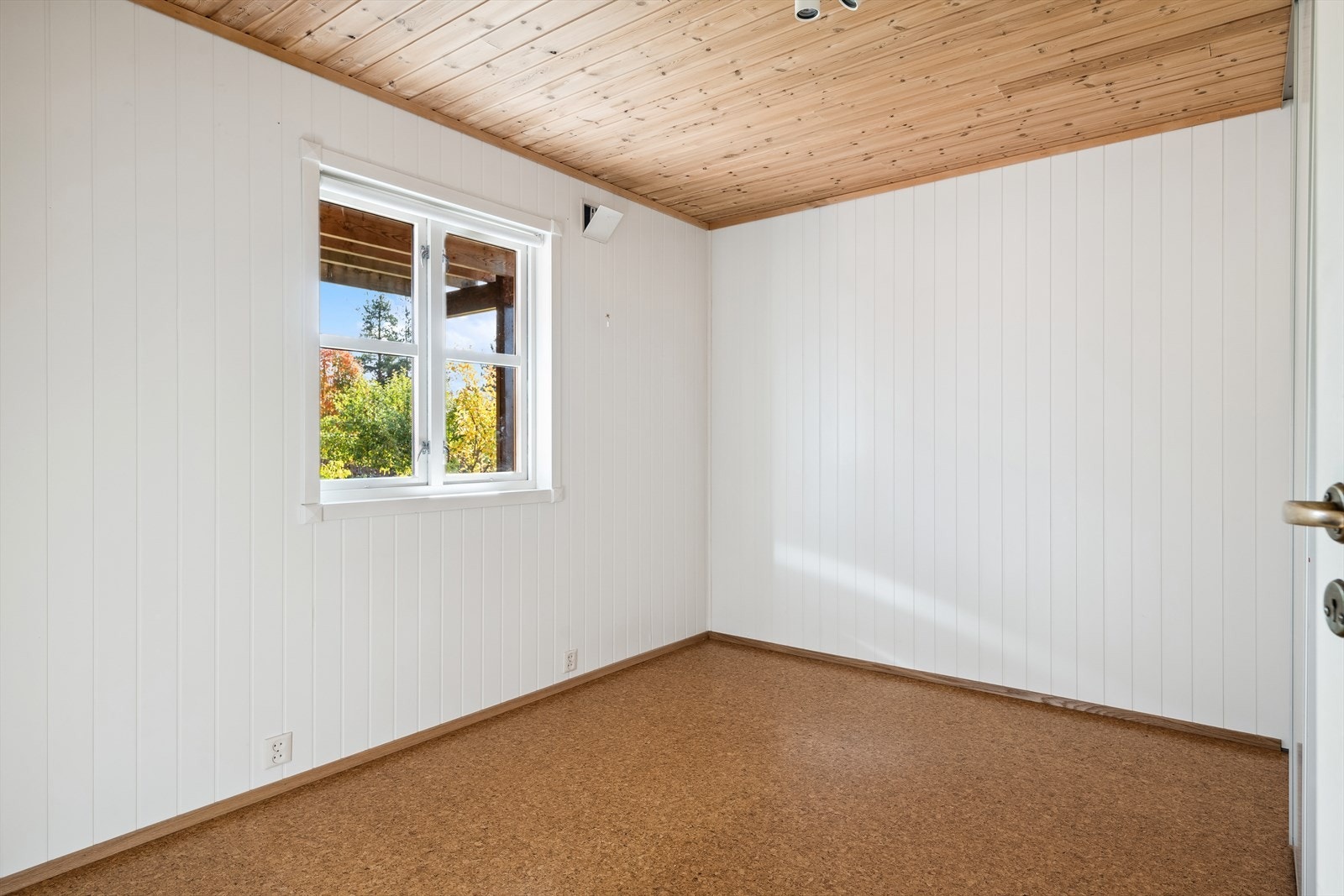 Boligen inneholder totalt 4 soverom hvorav 2 er plassert i underetasjen og 2 i loftsetasjen. Soverom 1 har god oppbevaringsplass i stor skyvedørsgarderobe. Galleribilde