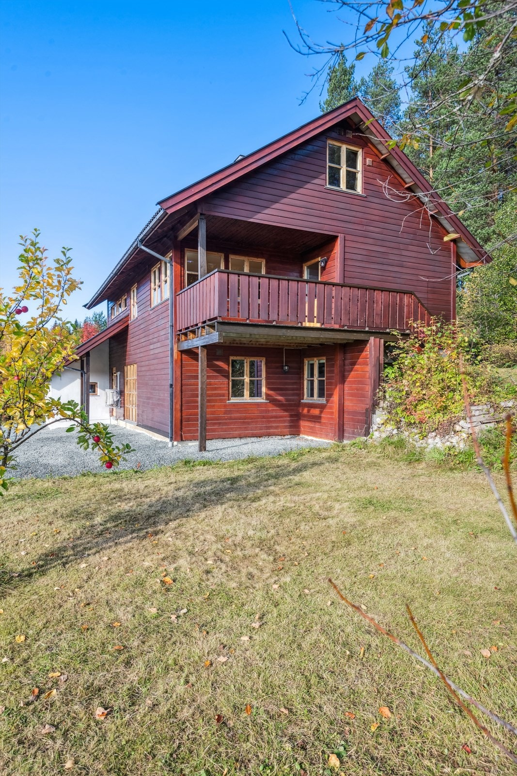 Eiendommen ligger i et veletablert boligområde sentralt på Koppang. Solrik beliggenhet med uteplasser mot sydvest og med flott utsikt. Galleribilde