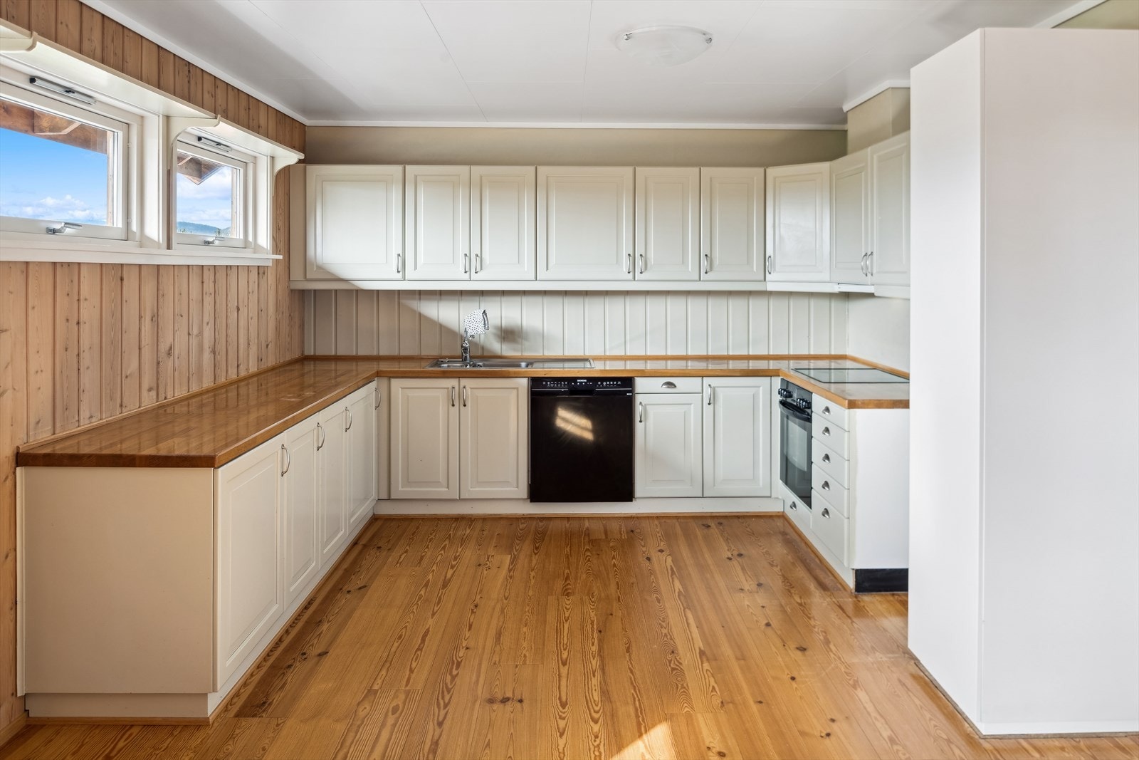 Lys og tidløs kjøkkeninnredning fra Sigdal med god skap- og benkeplass. Galleribilde