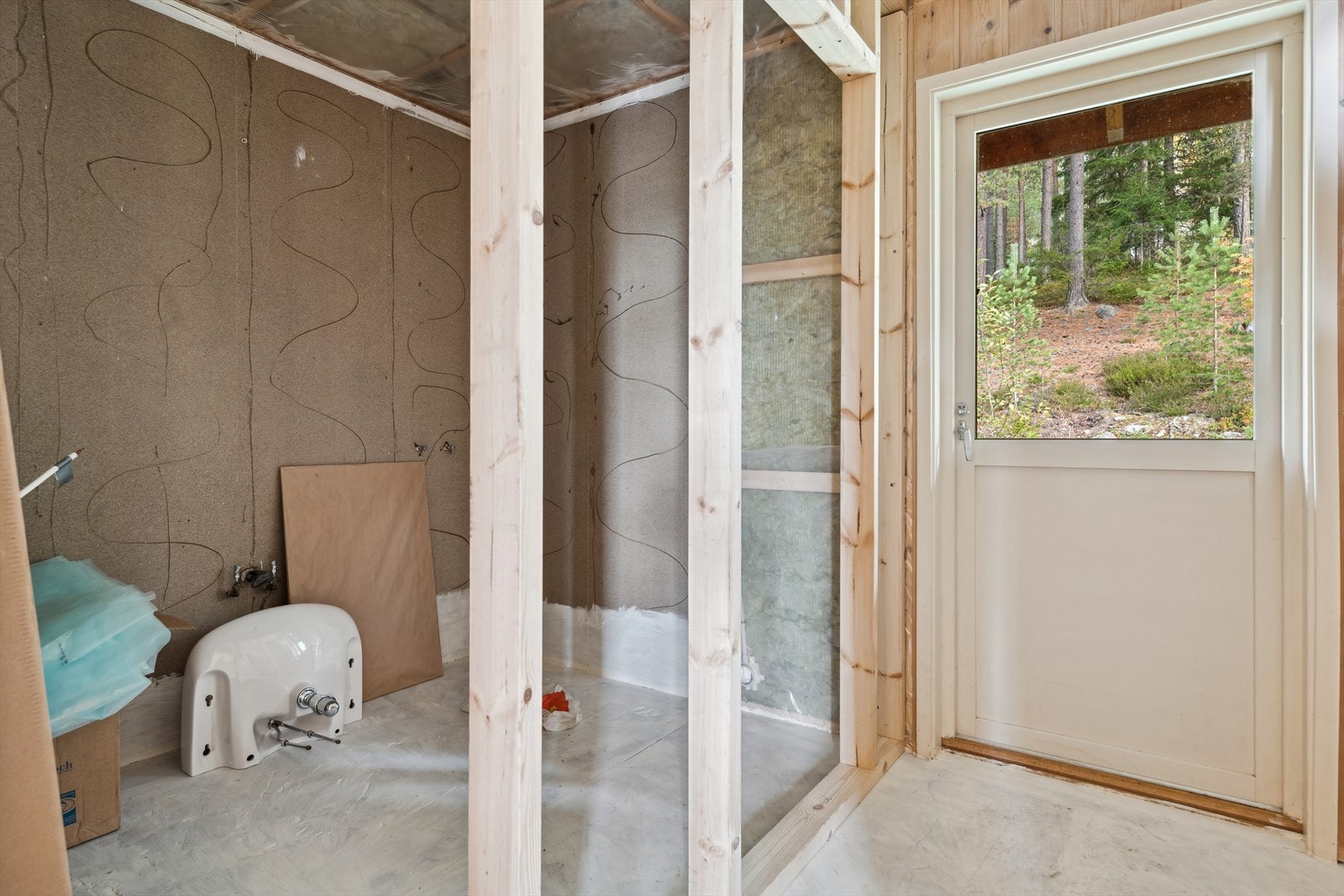 Entré i 1. etasje og rom tiltenkt som bad (ikke ferdigstilt). Galleribilde