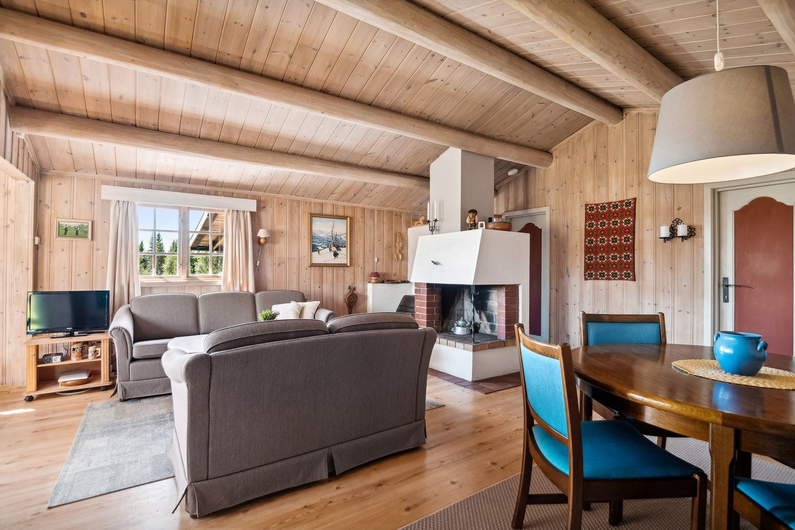 Peisovn i stuen gir både ekstra varme og hygge. Galleribilde