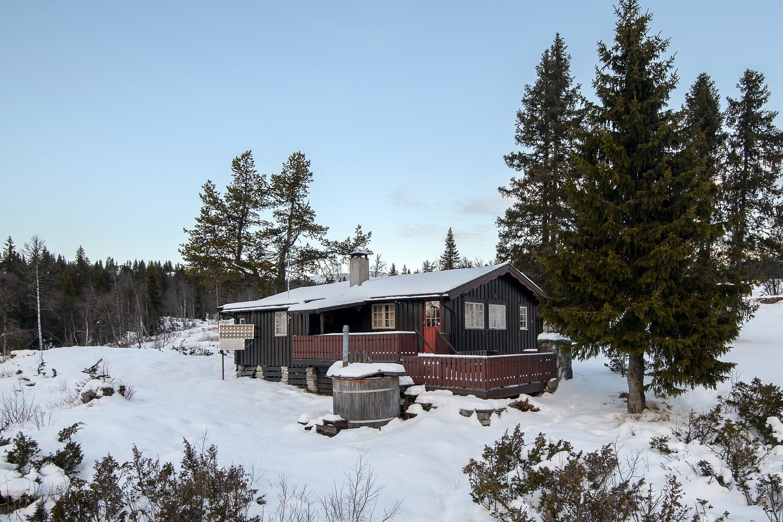 Hytta har i dag strøm fra solcelle, men mulighet for å kobles til strømnett. Galleribilde