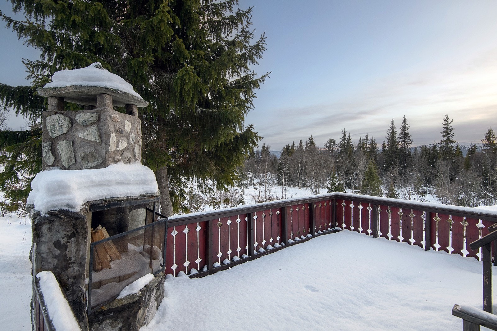 Plassmurt utepeis som gir ekstra hygge. Galleribilde