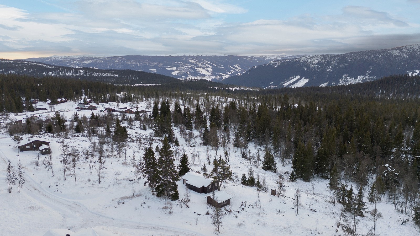 På andre siden av hovedvegen, finner du lysløypa - Høgåsen, en lengde på 4,3 km hvor det kjøres opp løyper til klassisk og fristil. Galleribilde