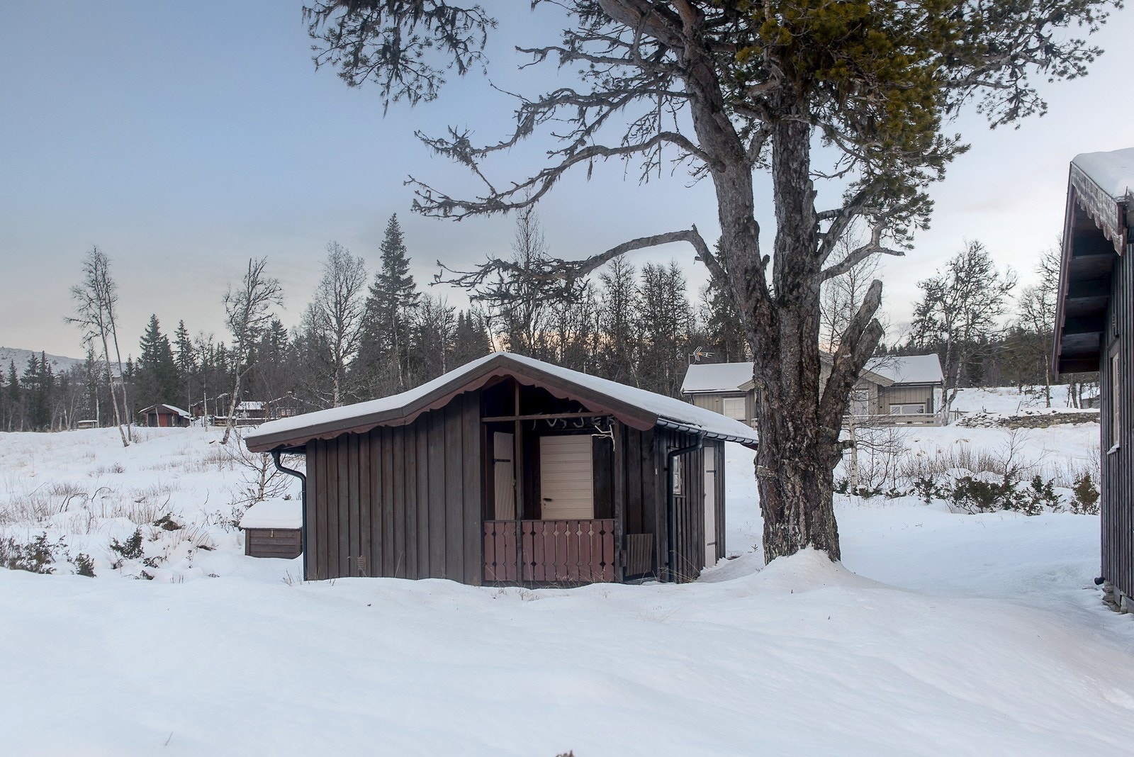 Uthuset har lagringsplass og et rom innredet med sengeplass, se punkt ferdigattest i salgsoppgave. Galleribilde