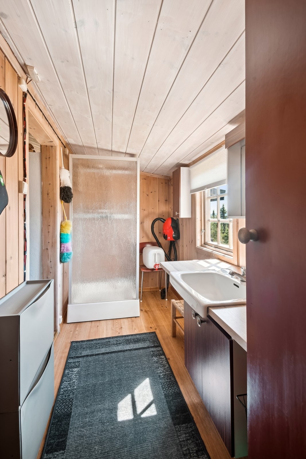 Hytta har eget sanitærrom med hyttedusj og servant på baderomsinnredning. Galleribilde