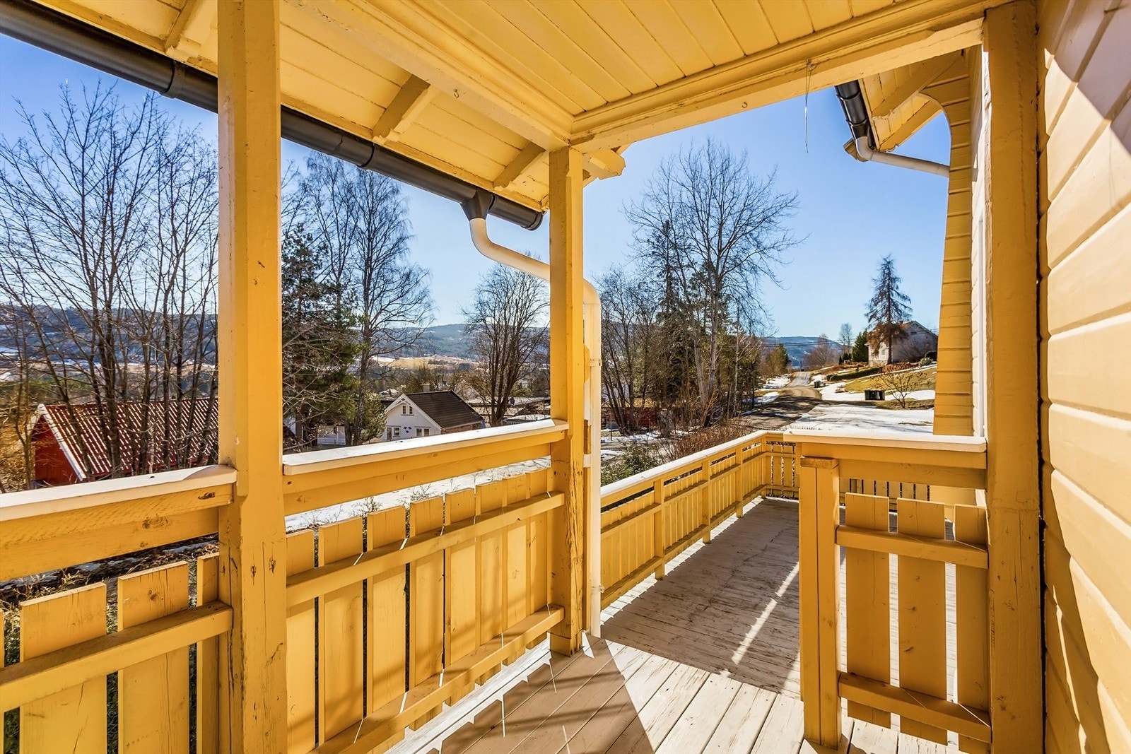 Utgang til overbygget terrasse fra stuen Galleribilde