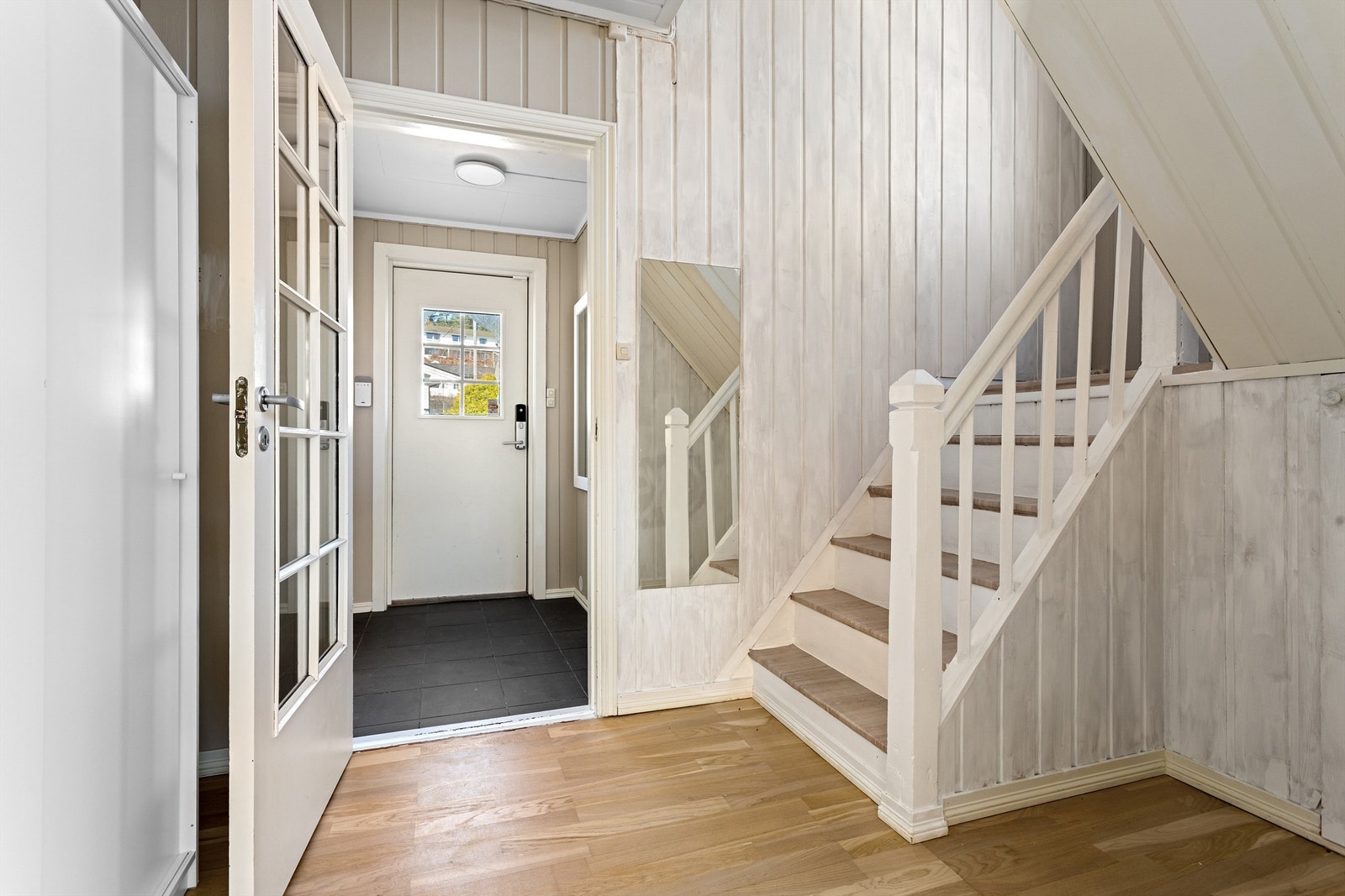 Gang med skyvedørsgarderobe og trappegang til 2. etasje Galleribilde