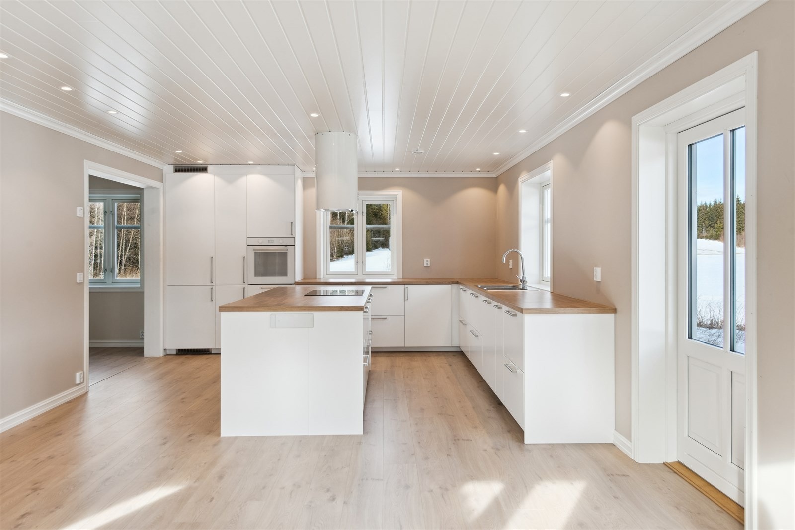 Et skikkelig gårdskjøkken; stort og romslig med flere vinduer hvor du kan se ut over kulturlandskapet rett utenfor Galleribilde