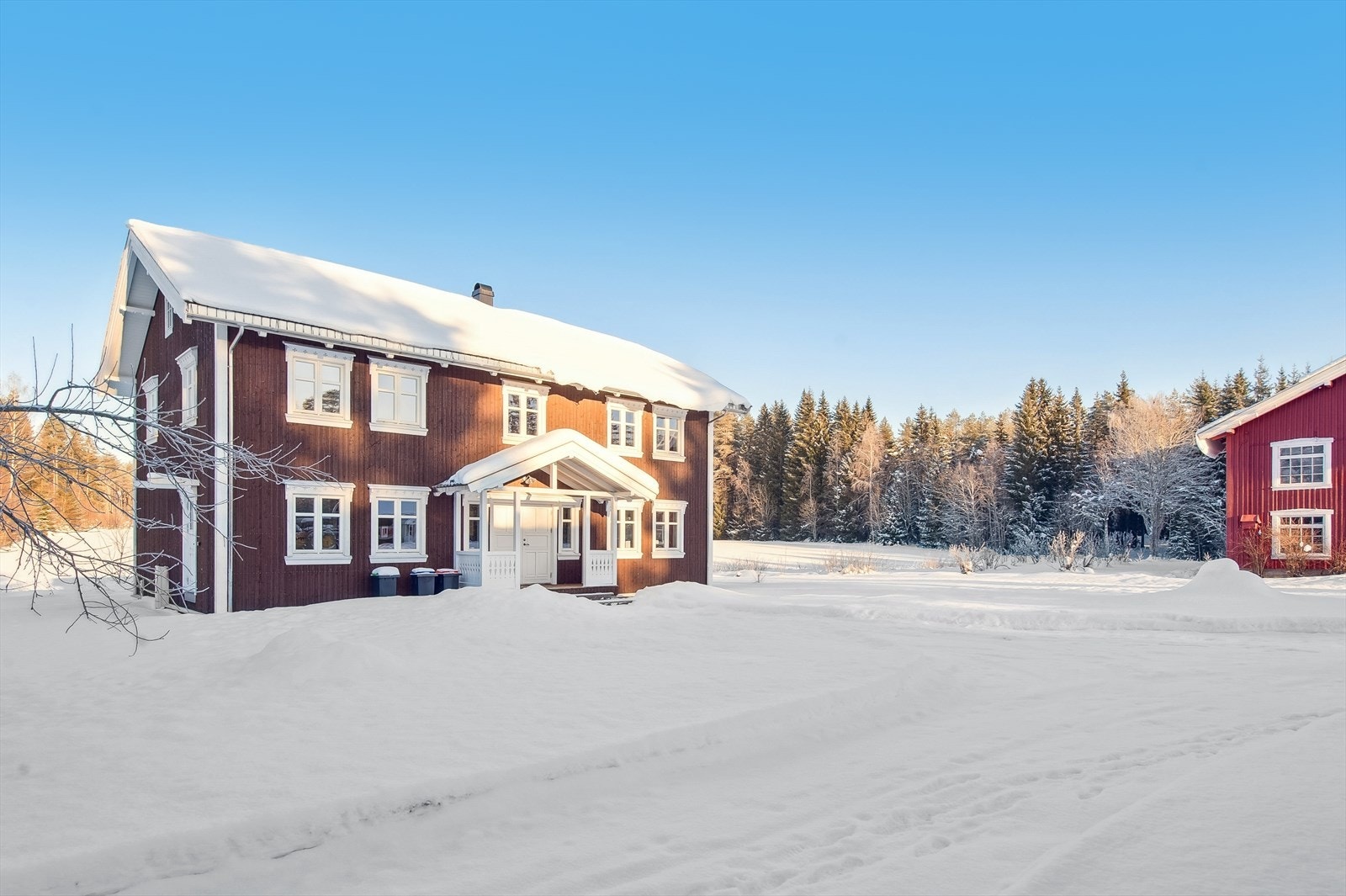 Flott og innholdsrikt hovedhus fra 2015 med 3 bad, vaskerom, 5 soverom, 2 stuer, stort kjøkken m.m. Galleribilde