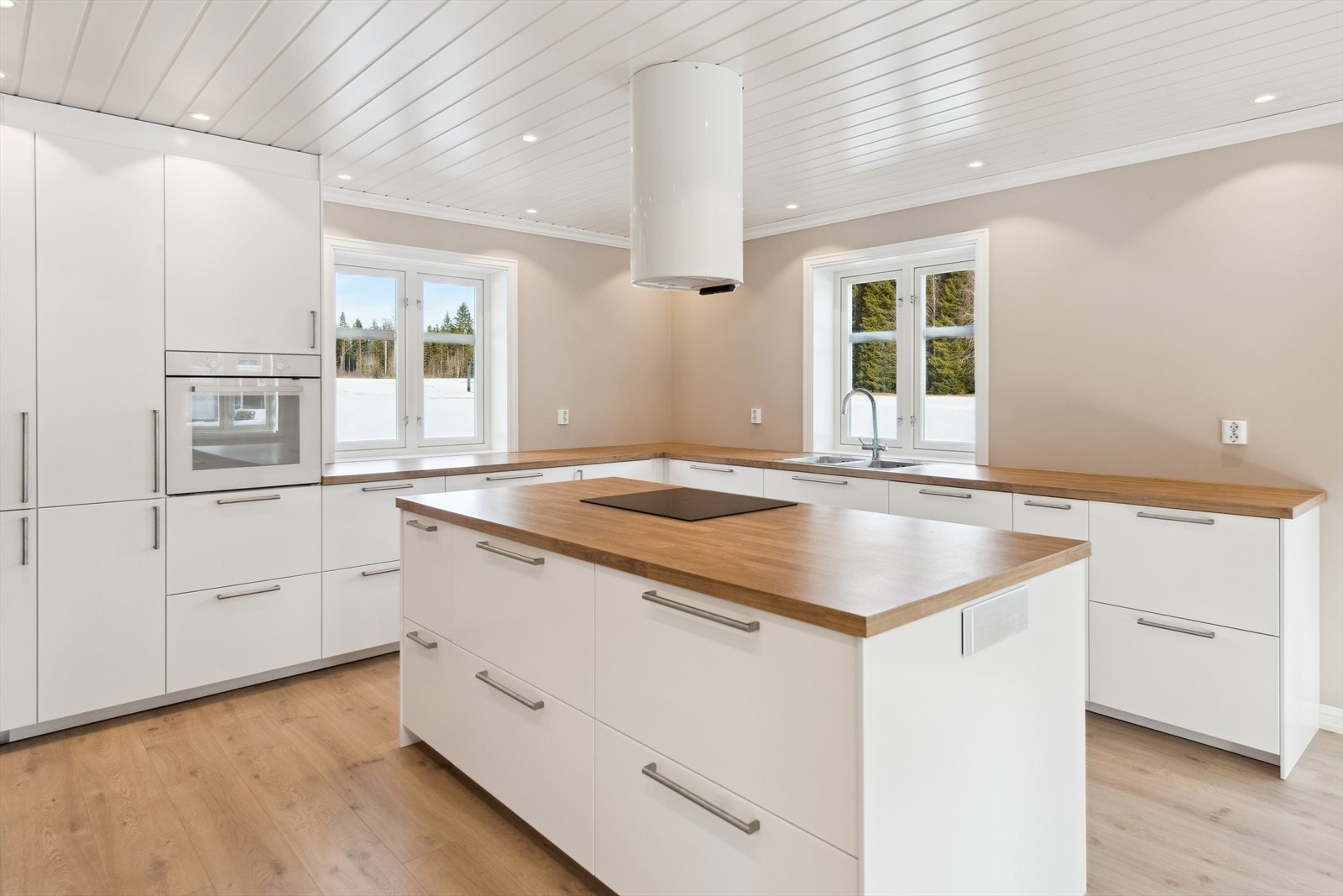 Praktisk kjøkkenøy med skuffeseksjoner på begge sider Galleribilde