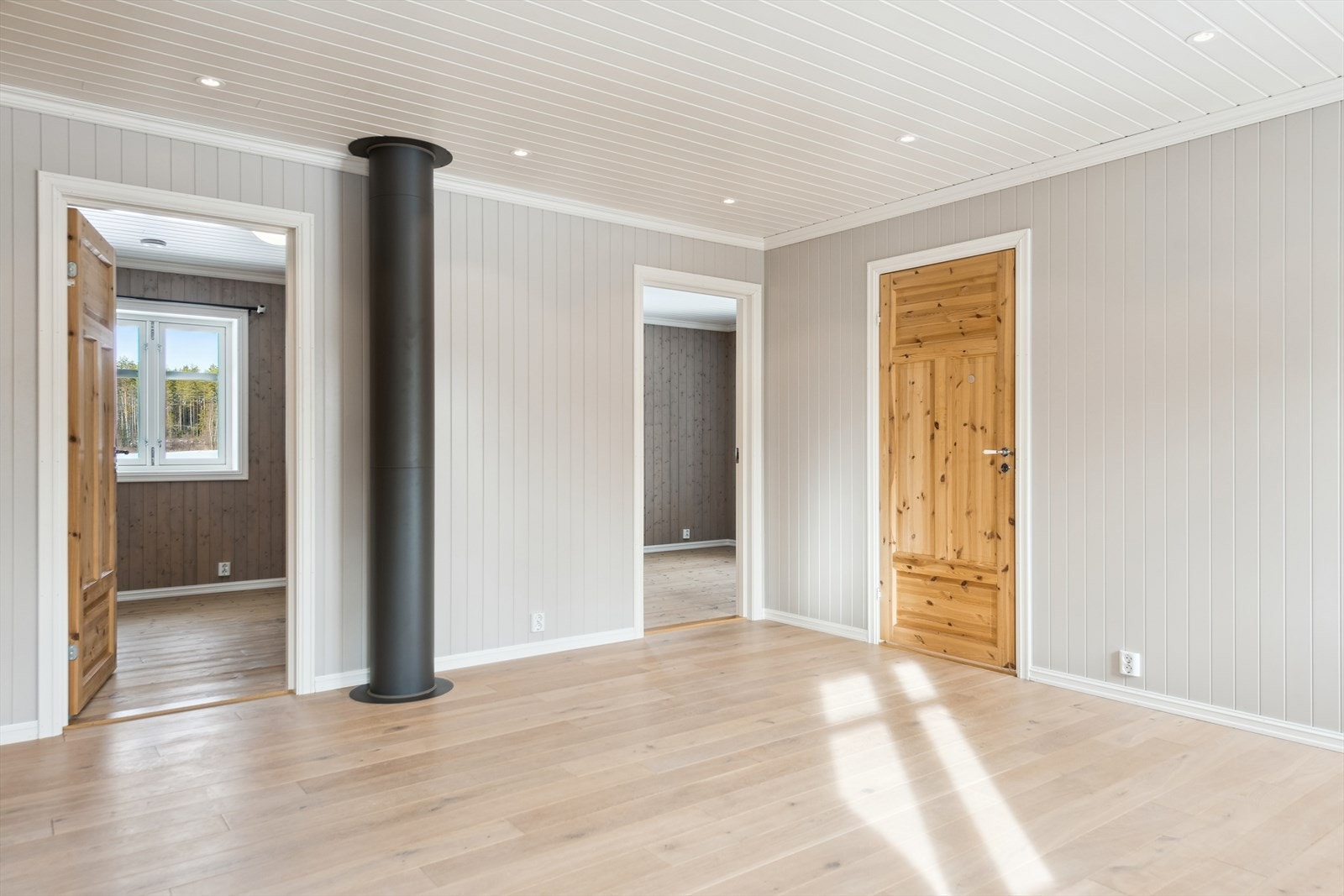 I 2. etasje er det hele fem soverom og to bad; ett med dusj og ett med badekar Galleribilde