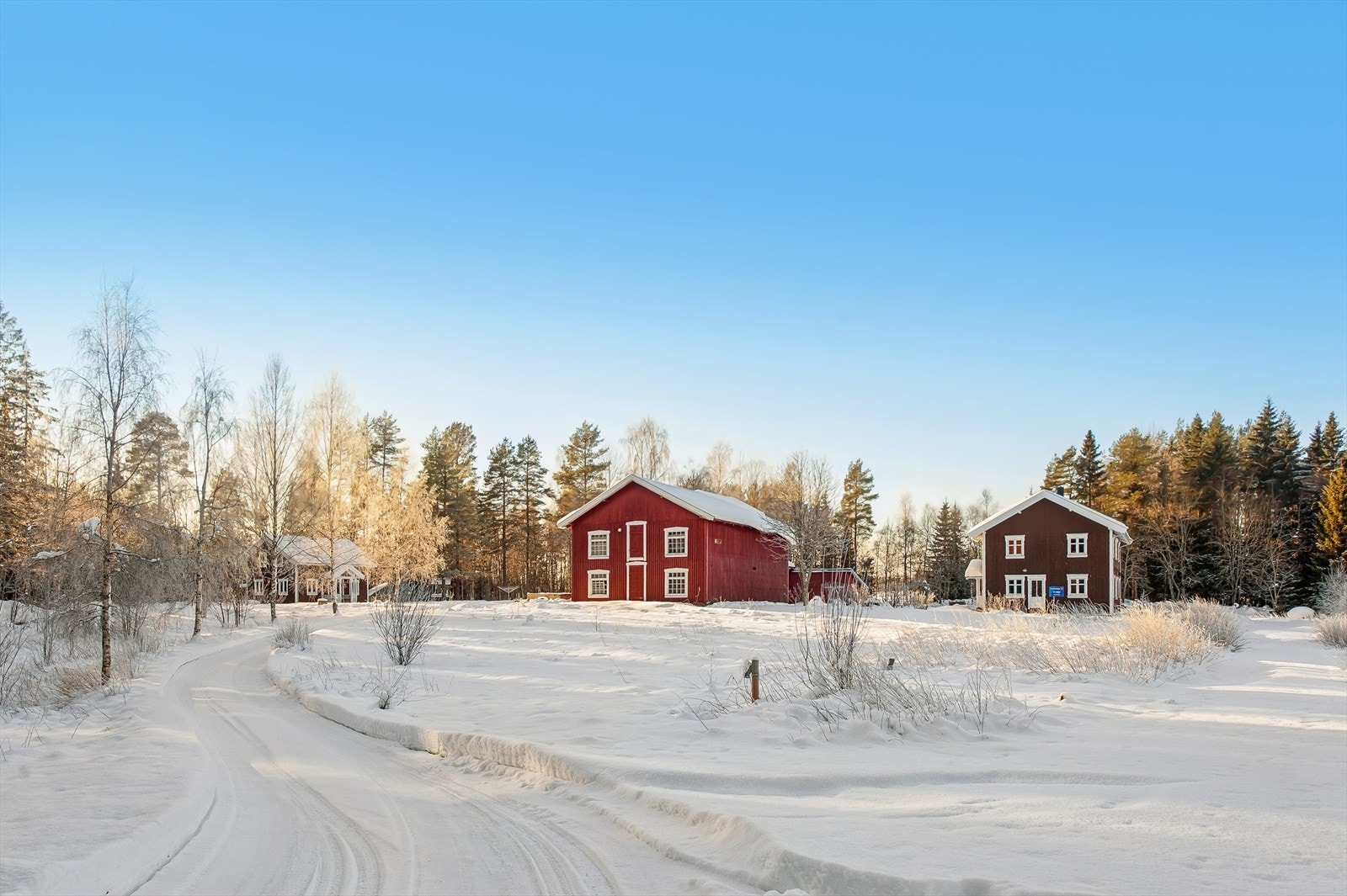 Eiendommen har usjenert beliggenhet i stille og rolig område med privat vei inn fra hovedvei. Galleribilde