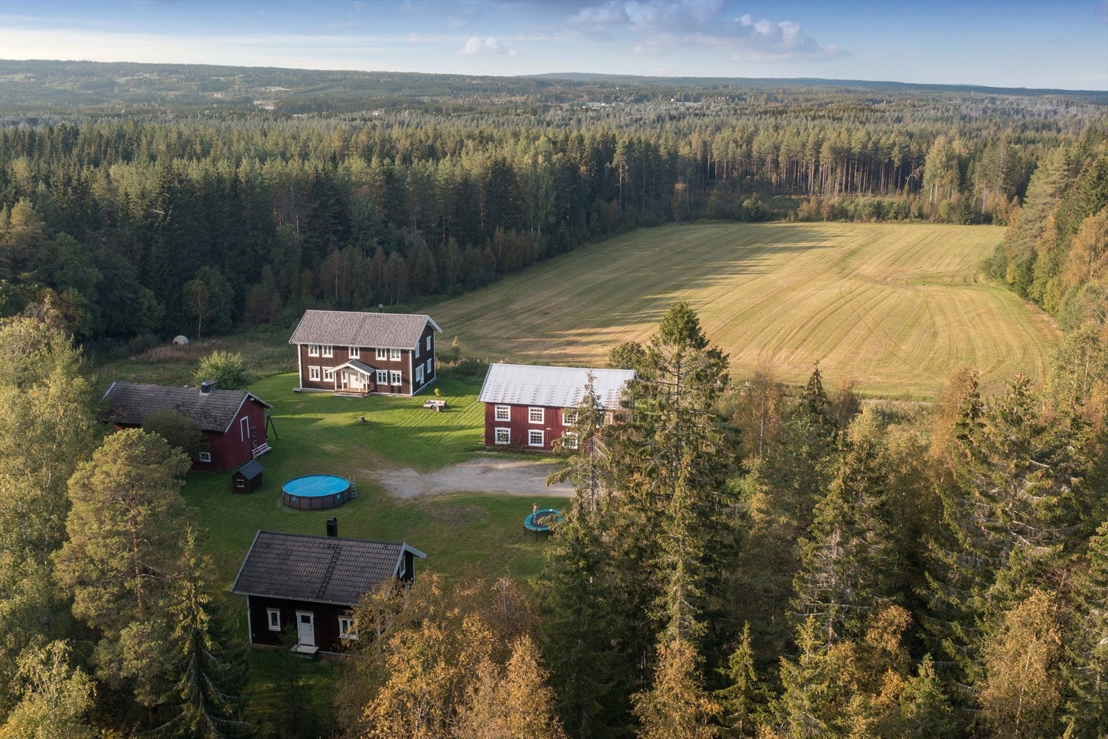 Flott eiendom hvor mulighetene er mange! Her kan det dyrkes, et stort uthus til f.eks. verksted, atelier, lager m.m. Galleribilde