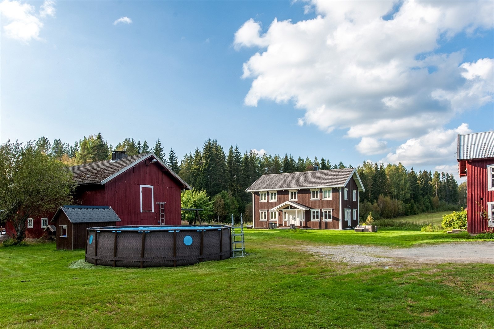 Et stort og hyggelig tun med store gressarealer innbyr til lek og moro (svømmebasseng medfølger ikke) Galleribilde