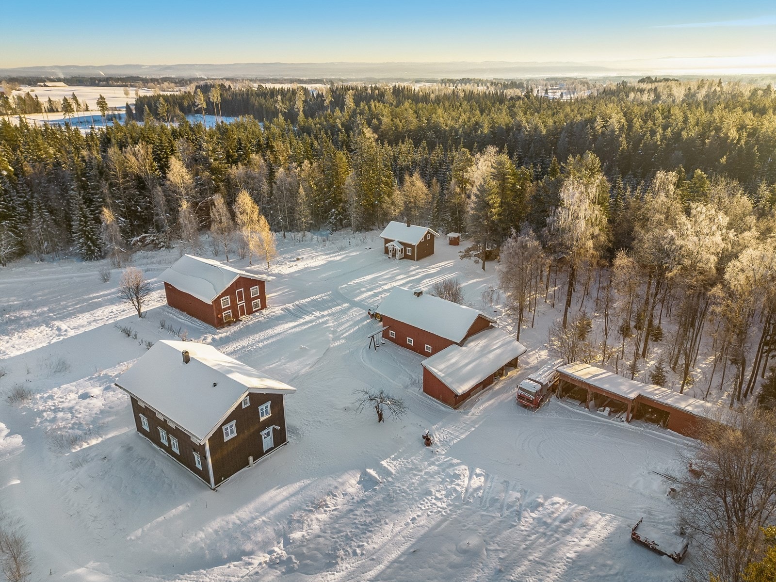 Idyllisk, landlig beliggenhet omgitt av skog og jordbruksområder. Ca. 15 min. med bil til Hamar sentrum. Galleribilde