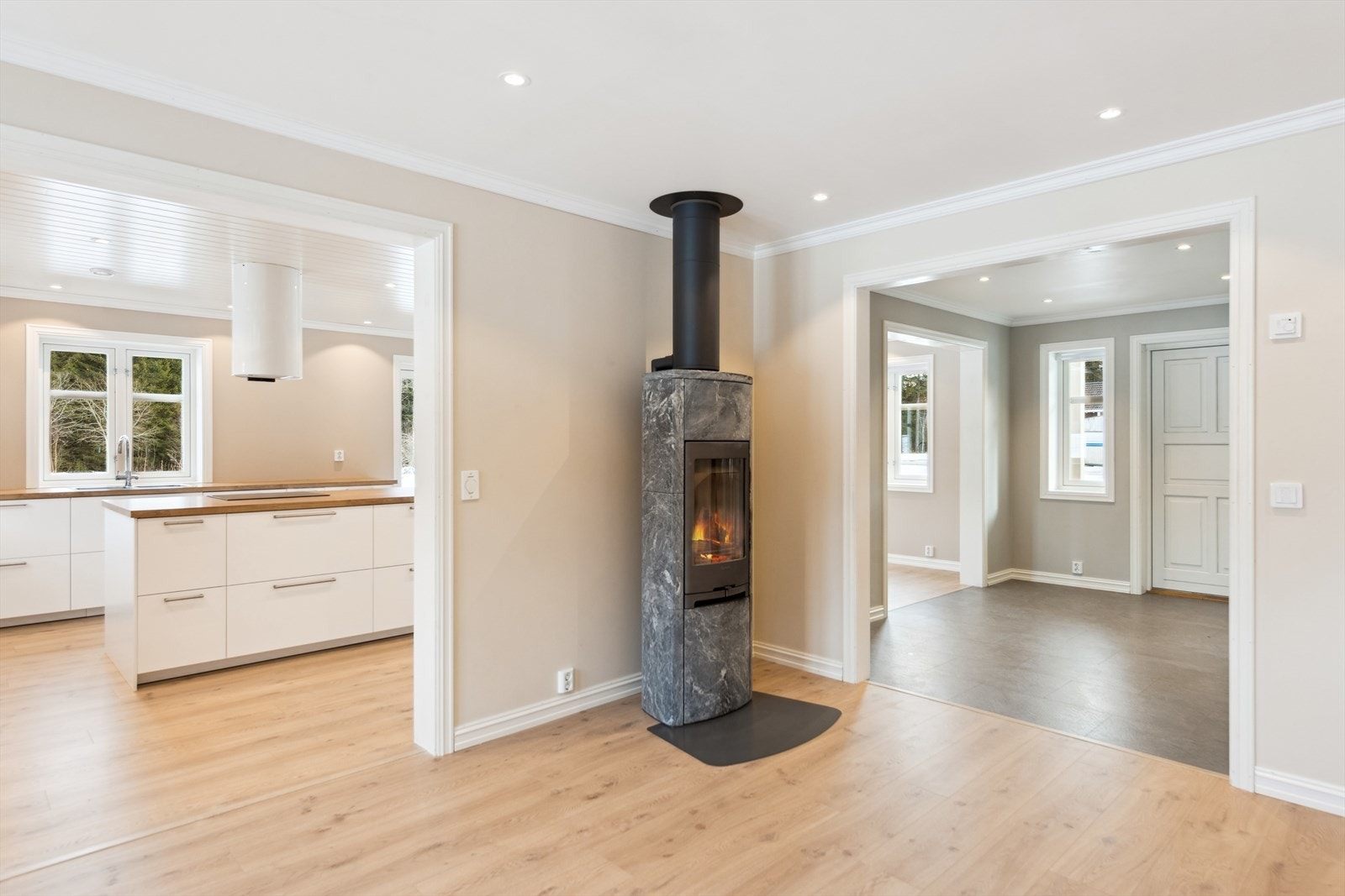 Stuen i 1. etasje har klebersteinsovn som avgir god og stabil varme Galleribilde