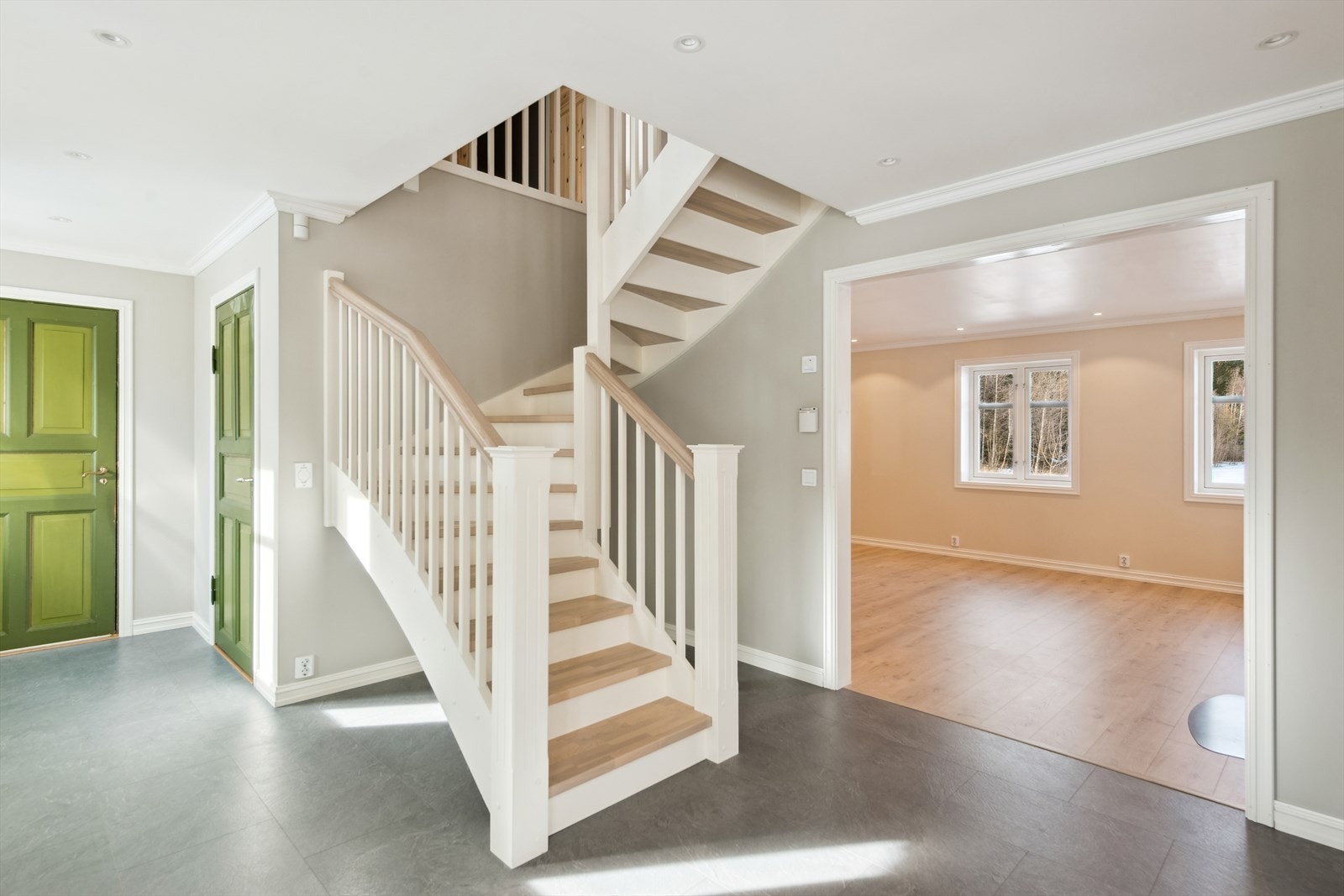 Romslig hall med adkomst til stue og kjøkken. Boligen har installert bergvarme med vannbåren gulvvarme. Galleribilde