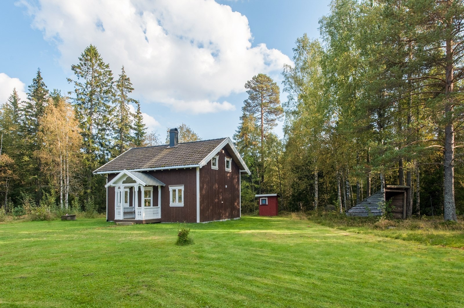 På tunet er det et hyggelig anneks - annekset kan brukes til midlertidig opphold, men ikke som fast bolig. Galleribilde