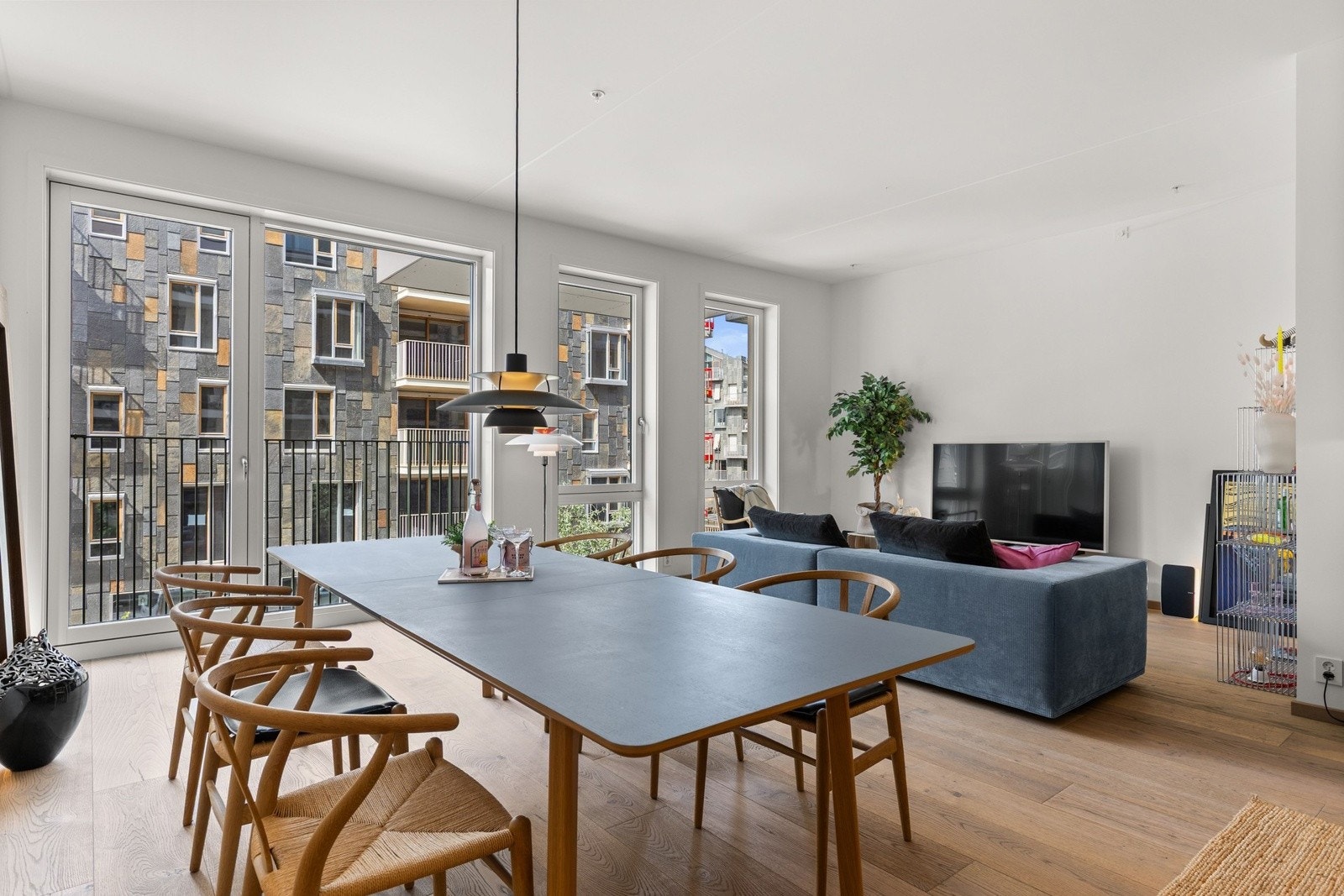 Stor og luftig stue med plass til stort spisebord og sofagruppe Galleribilde