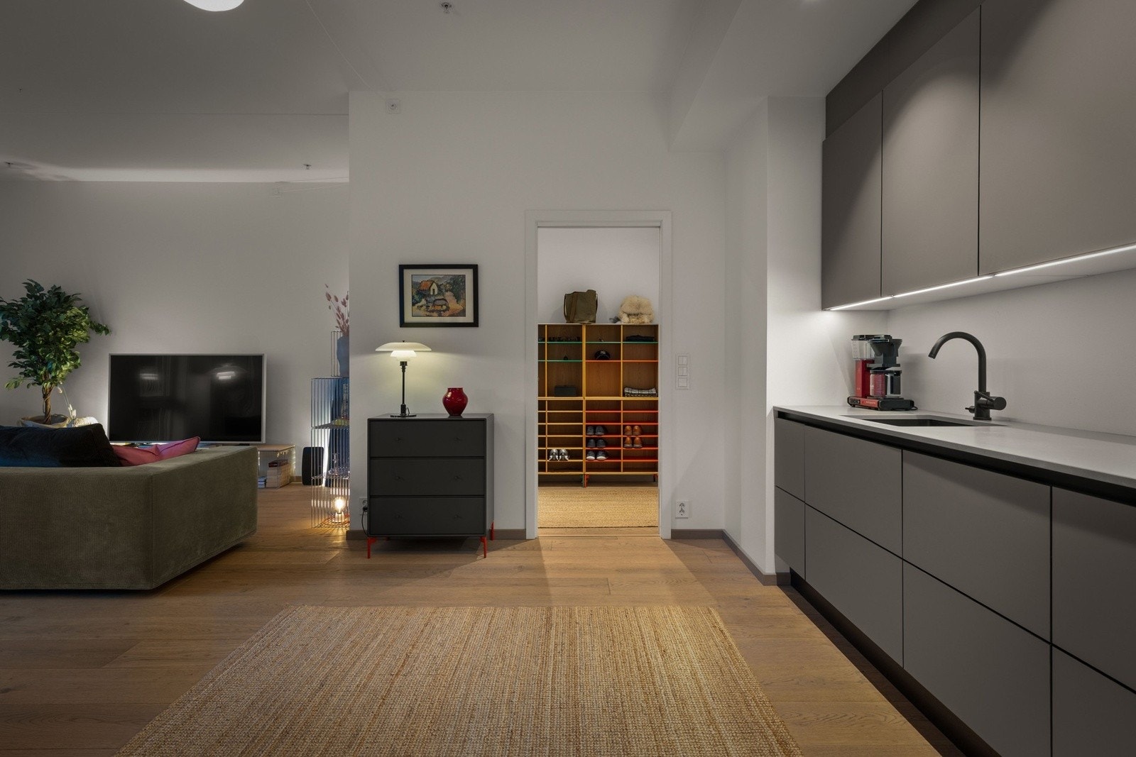 Leiligheten har en generøs takhøyde, med en imponerende himlingshøyde på 2,90 meter i stuen Galleribilde