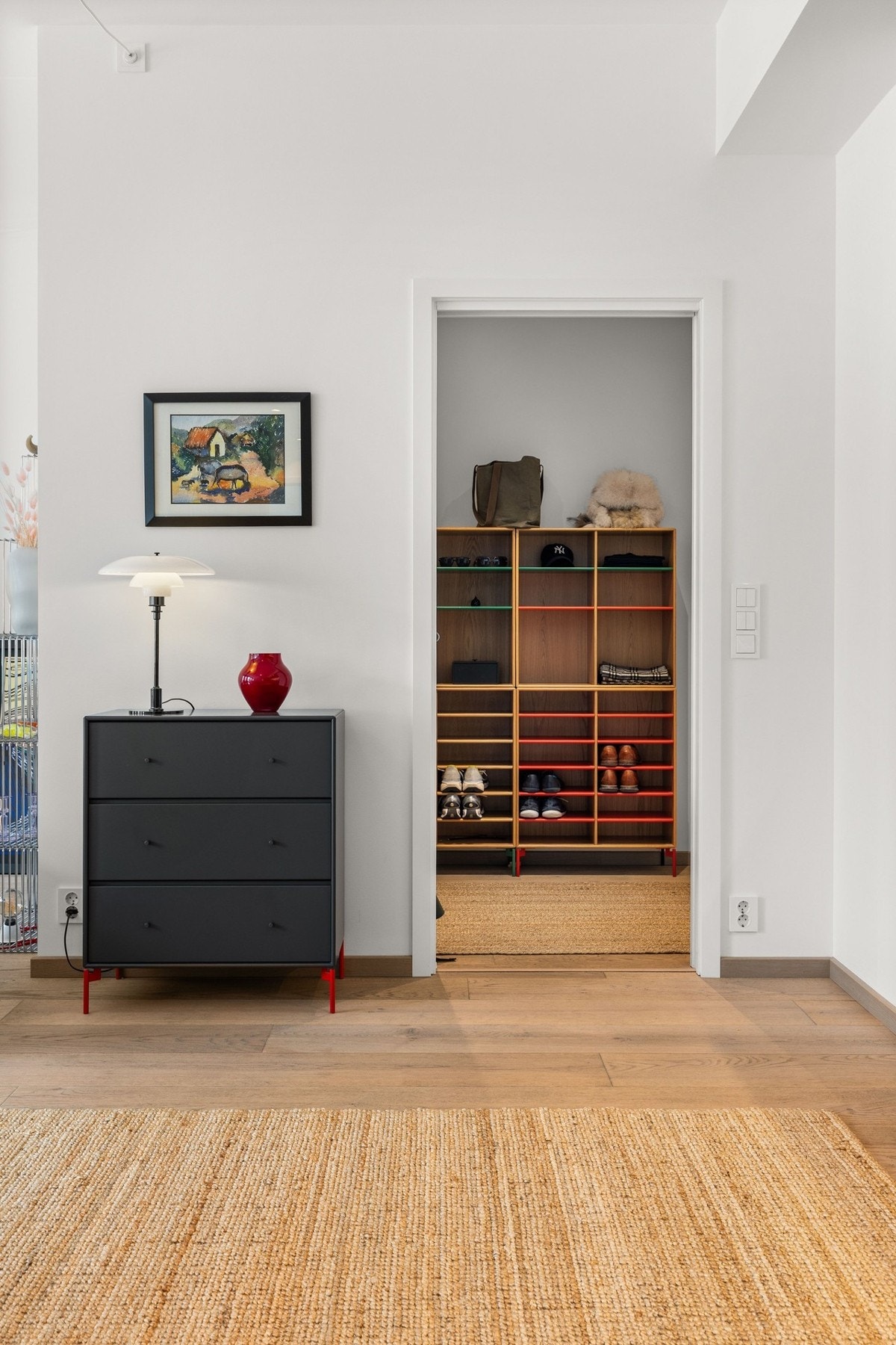 Dette er en bolig med høy kvalitet og gjennomførte detaljer - perfekt for deg som ønsker en stilren og innflyttingsklar leilighet. Galleribilde