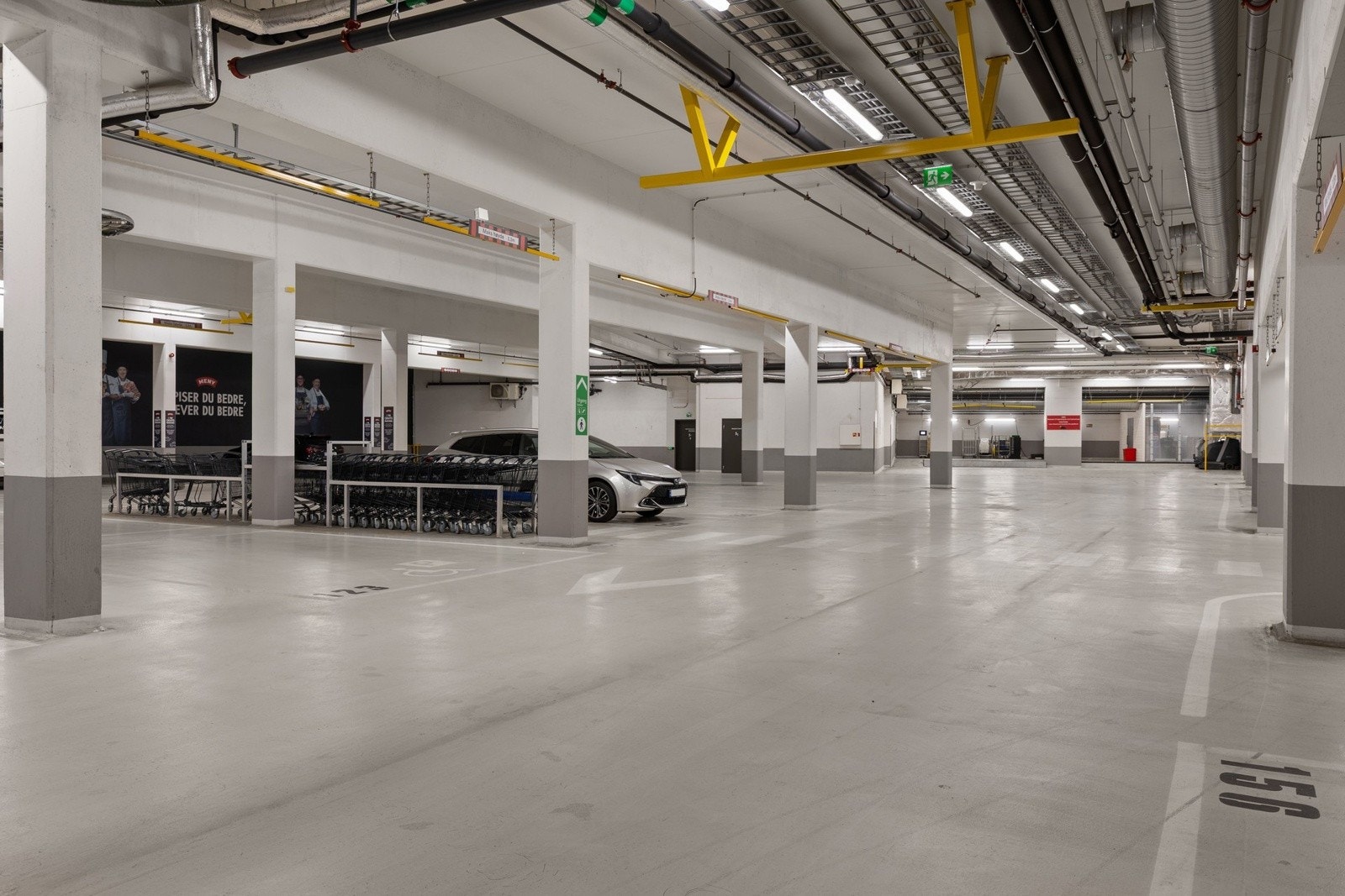 Selger leier i dag plass i den lukkede private delen i parkeringshuset. Det medfølger ingen parkeringsplass til leiligheten. Gateparkering etter områdets bestemmelser Galleribilde