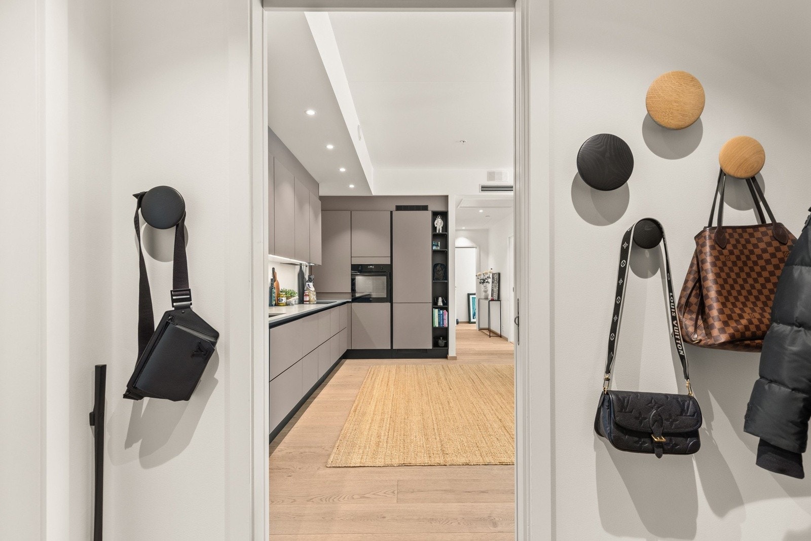 Boligen har malte flater, pen bred 1-stavs parkett, utstrakt bruk av downlights, Smarthus og store vindusflater som gir rikelig med naturlig lys. Galleribilde