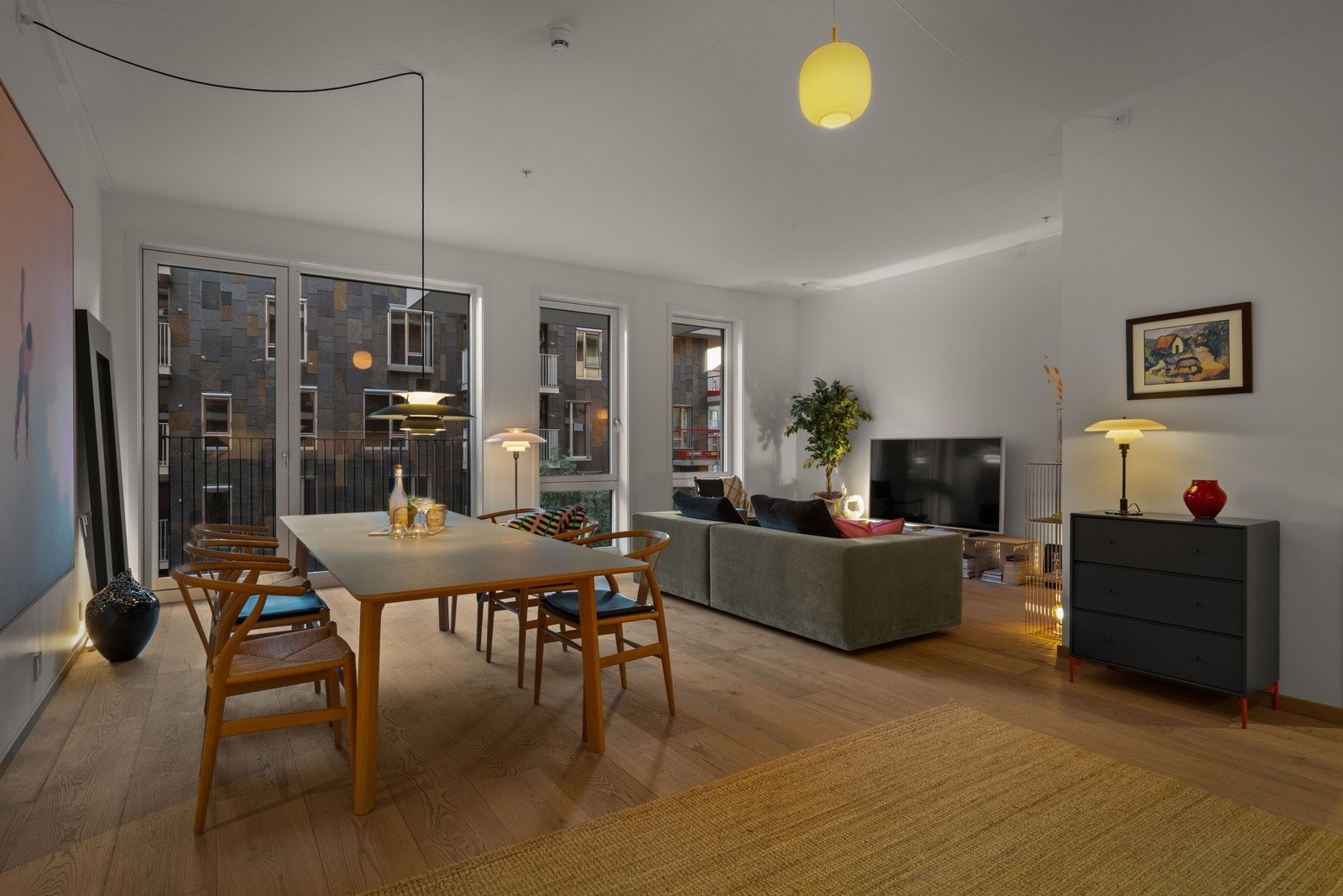 Boligen har malte flater, pen bred 1-stavs parkett, utstrakt bruk av downlights, Smarthus og store vindusflater som gir rikelig med naturlig lys. Galleribilde