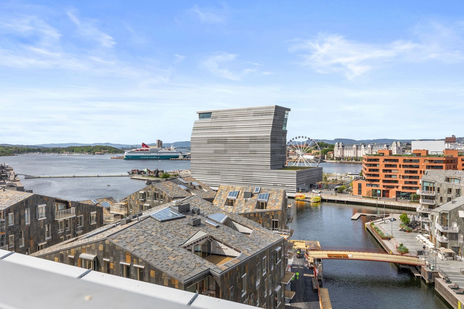 Felles takterrasser med panoramautsikt og to drivhus. Galleribilde