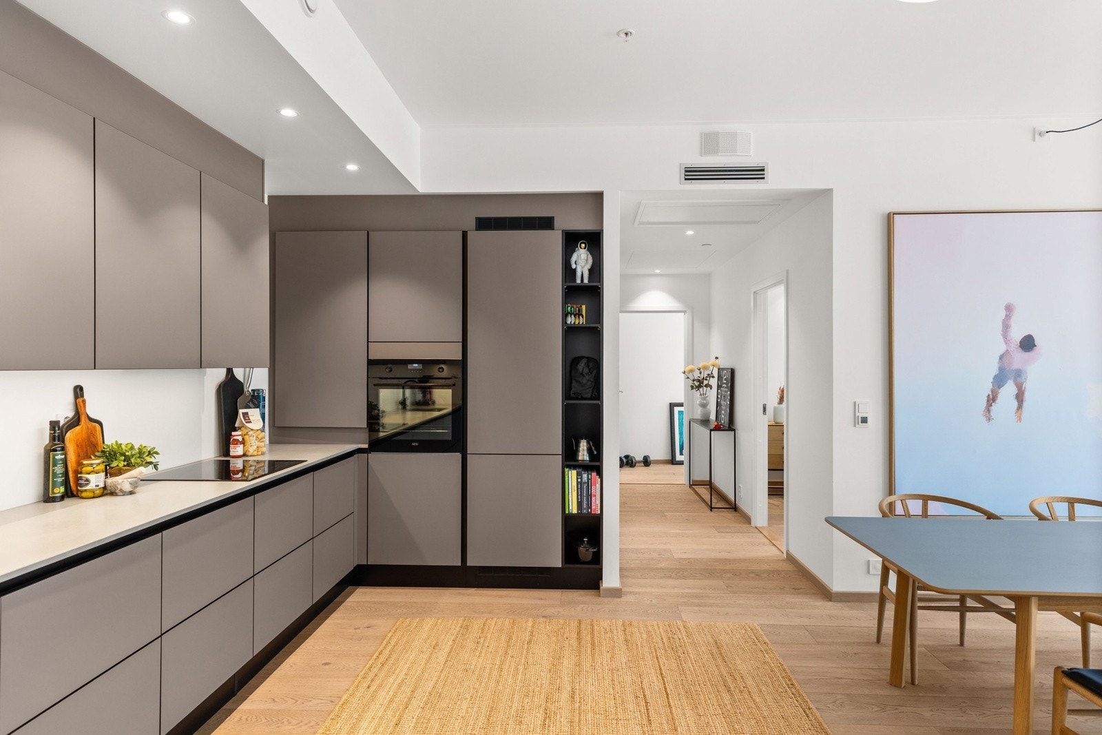 Stilrent kjøkken fra HTH m/integrerte hvitevarer og benkeplate i kompositt. Galleribilde