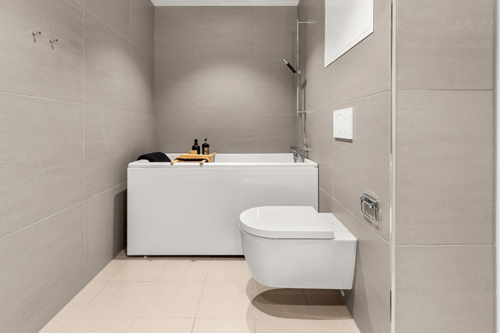 Stilrent bad med opplegg for vaskemaskin. Vannbåren gulvvarme på badegulv Galleribilde